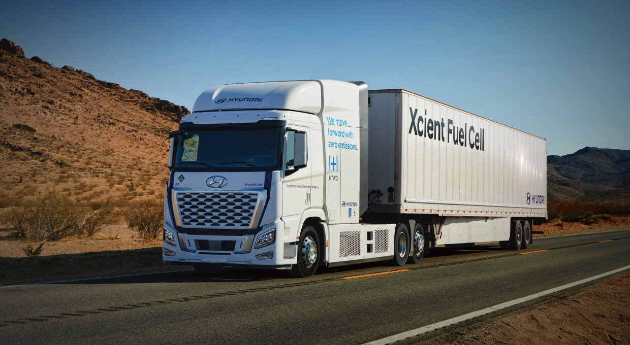 도로를 주행하는 엑시언트 수소전기트럭