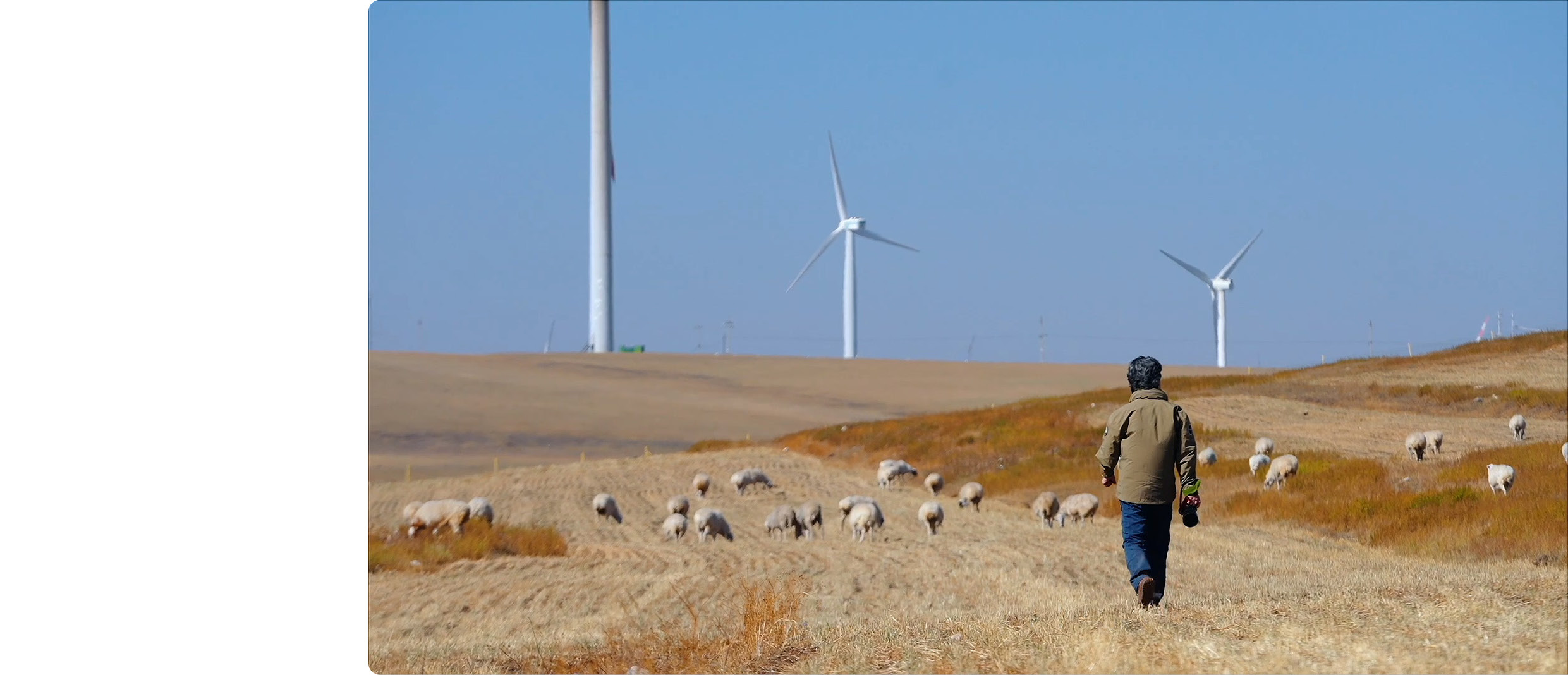 사람이 넓은 들판을 걸어가고 있는 모습 이미지