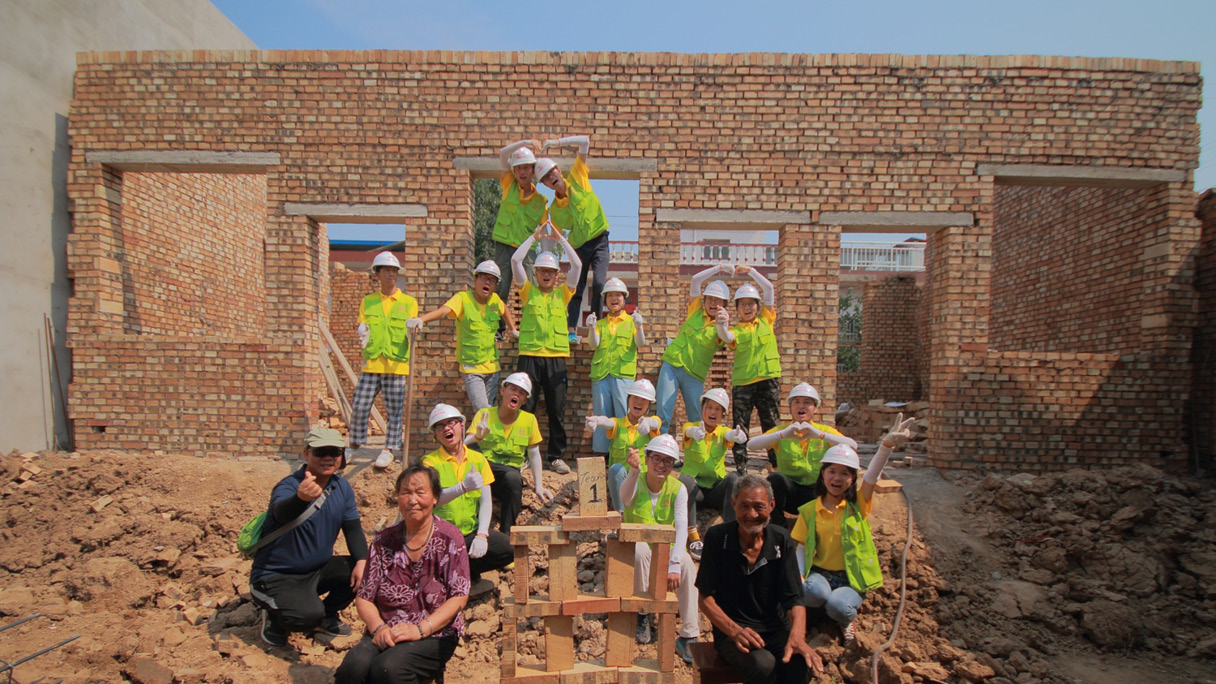 쓰촨성 지진 피해 주민을 위해 신축 지원 활동을 하고 있는 현장 모습 이미지