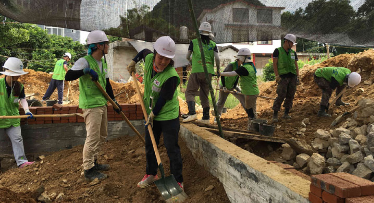 주택 신축 현장에서 봉사활동을 하고 있는 해피 무브 글로벌 청년봉사단의 모습 이미지