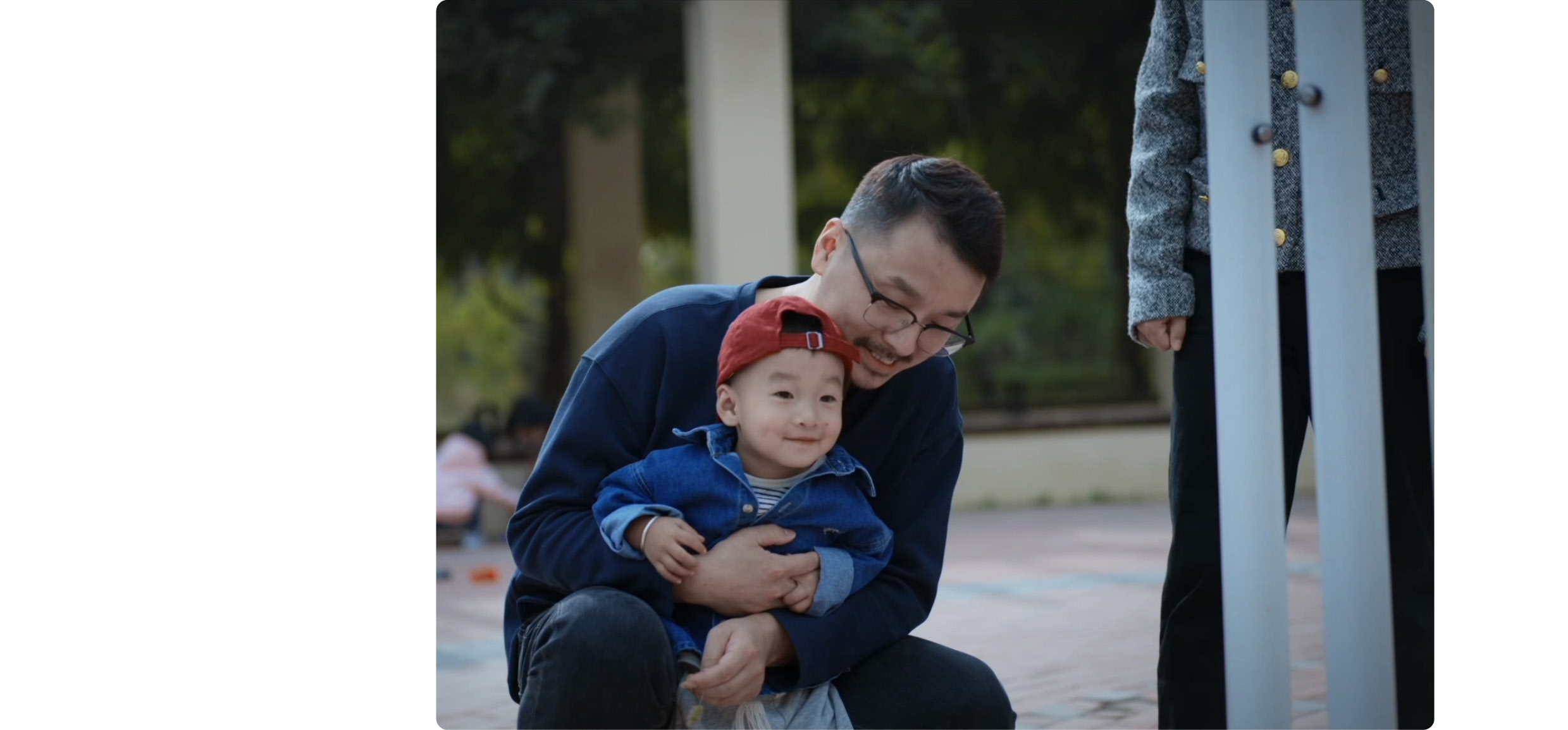 쑨타오 씨가 어린 아이를 앉고 있는 모습 이미지