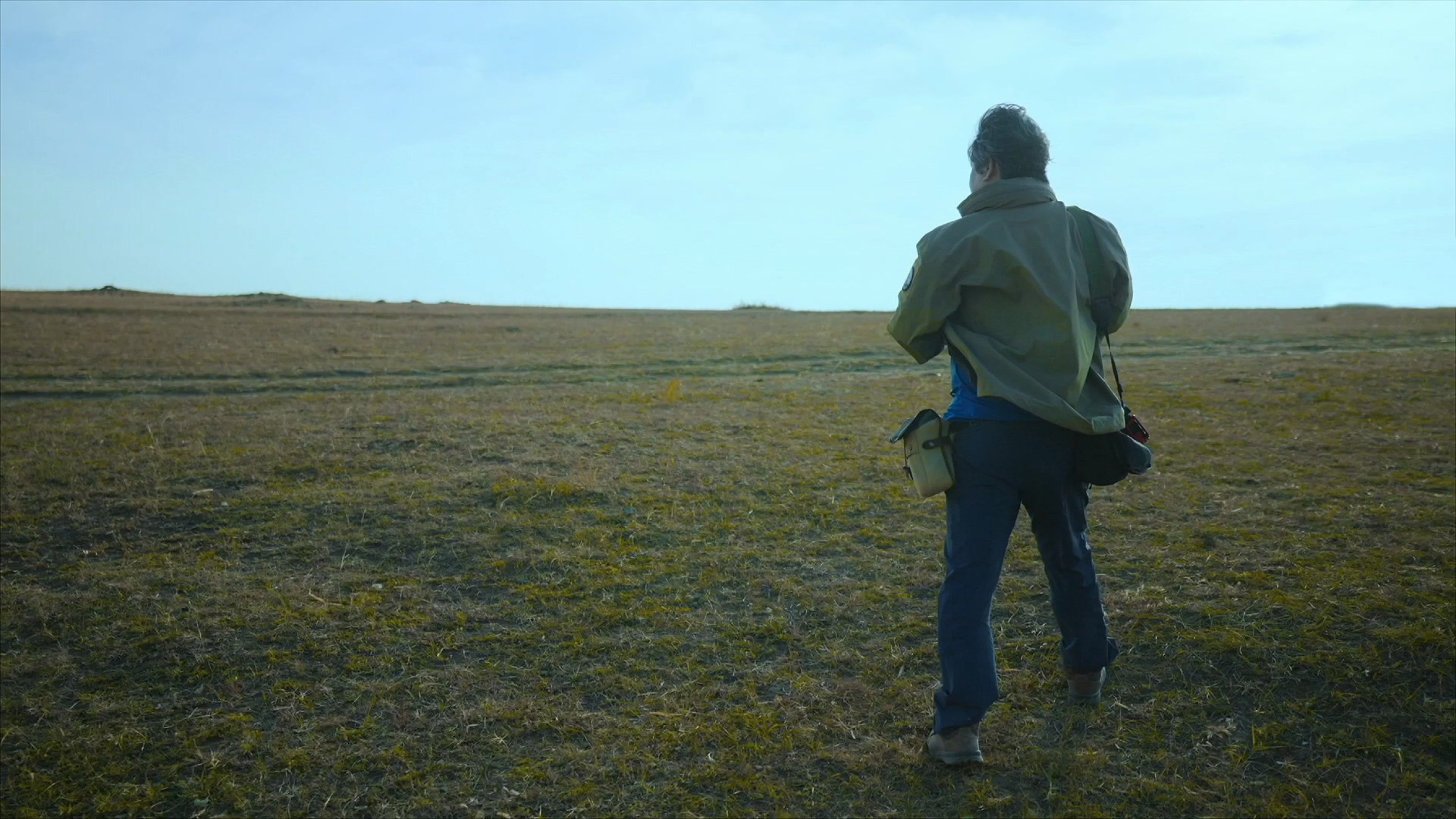 왕징춘 작가가 들판에 서 있는 모습 이미지