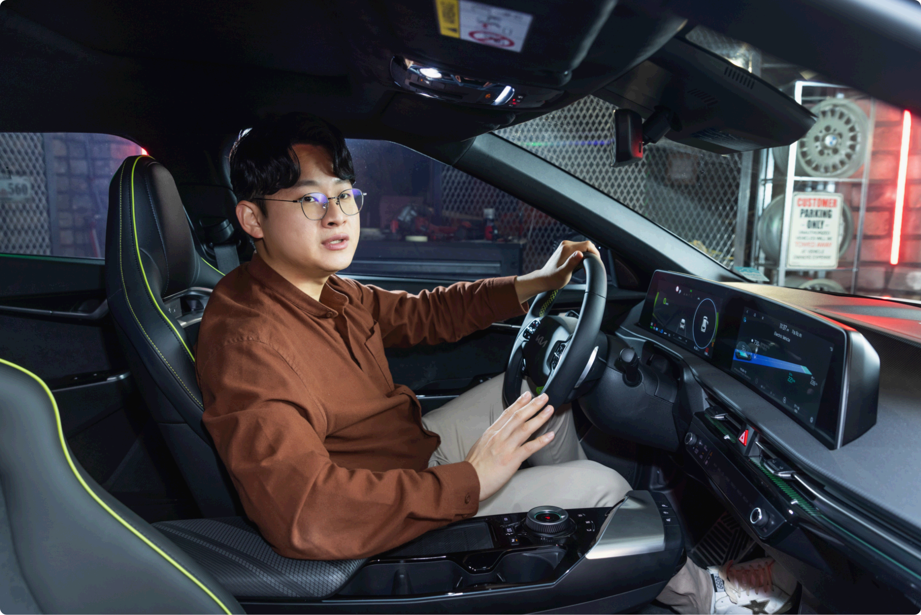 Researcher Yoon Kyung-ho explaining inside the Kia EV6 GT