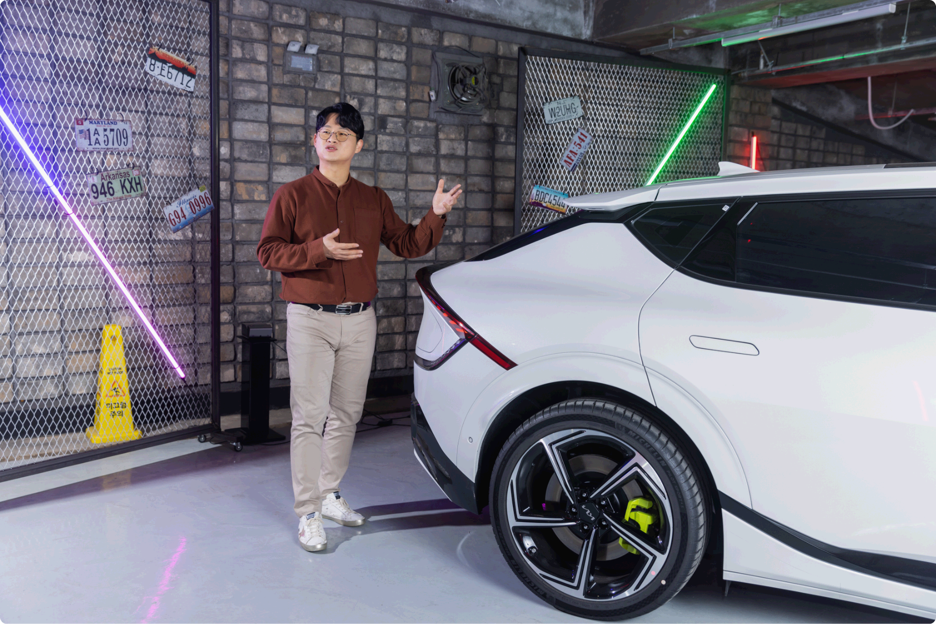 Researcher Yoon Kyung-ho explaining the RBM characteristics from the back of the Kia EV6 GT