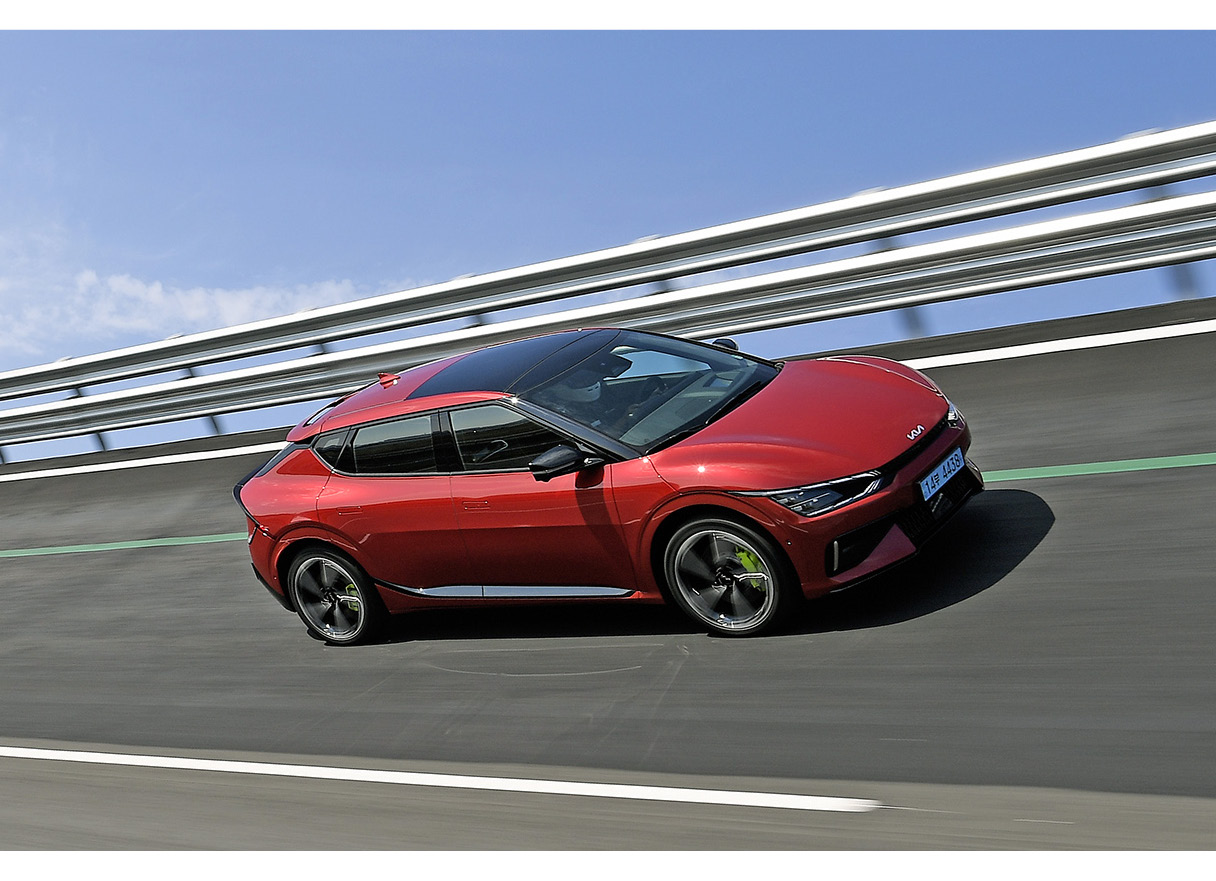 HMG 드라이빙 익스피리언스 센터의 고속주회로를 달리는 기아 EV6 GT의 모습