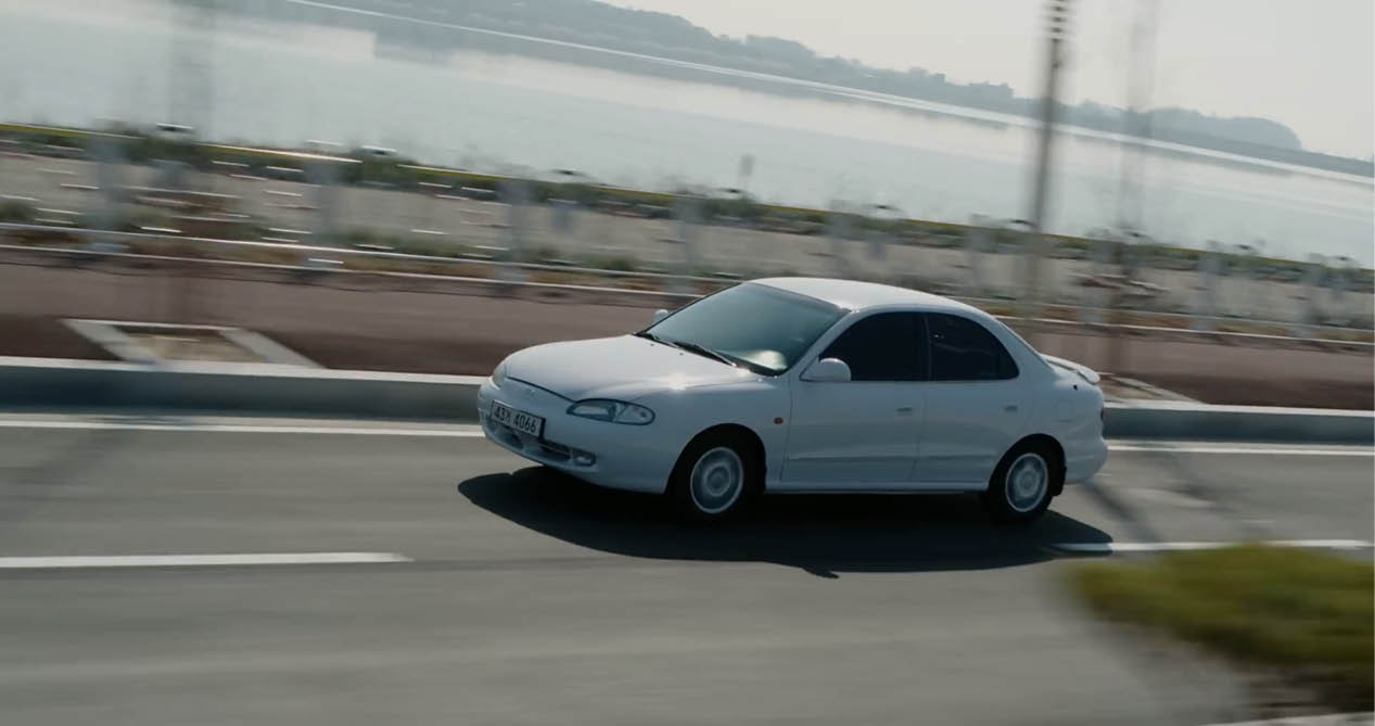 1세대 아반떼가 도로를 달리는 모습