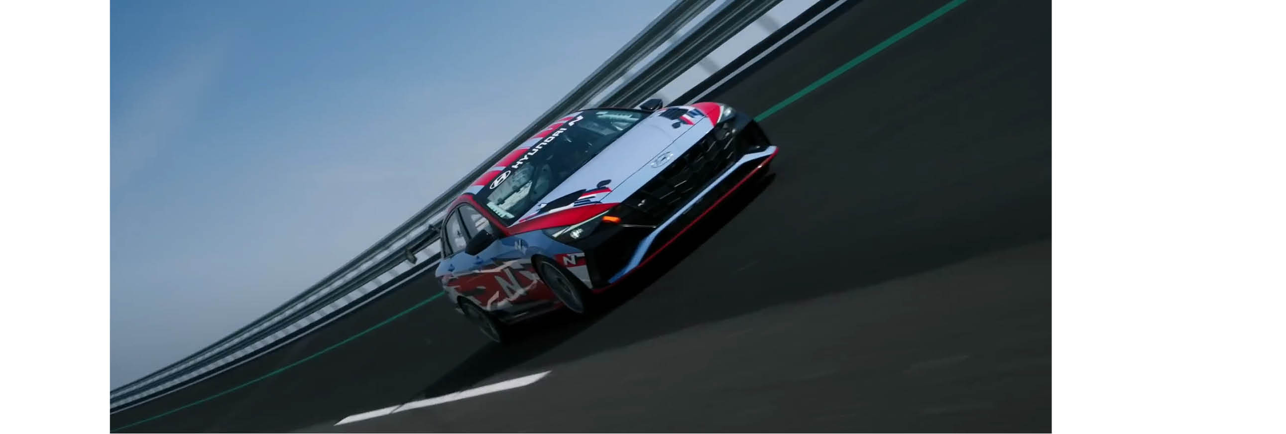 아반떼 N 레이스카가 오벌 트랙을 달리는 모습