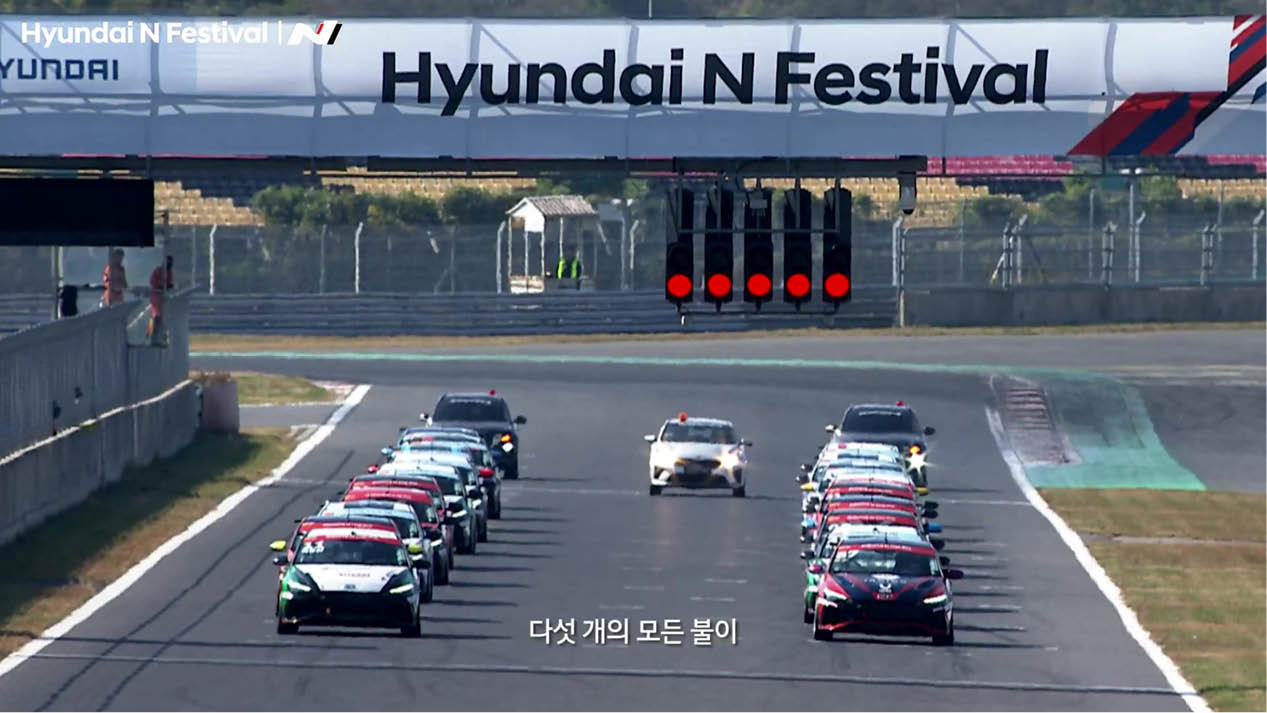 레이스카들이 출발 신호를 기다리는 모습