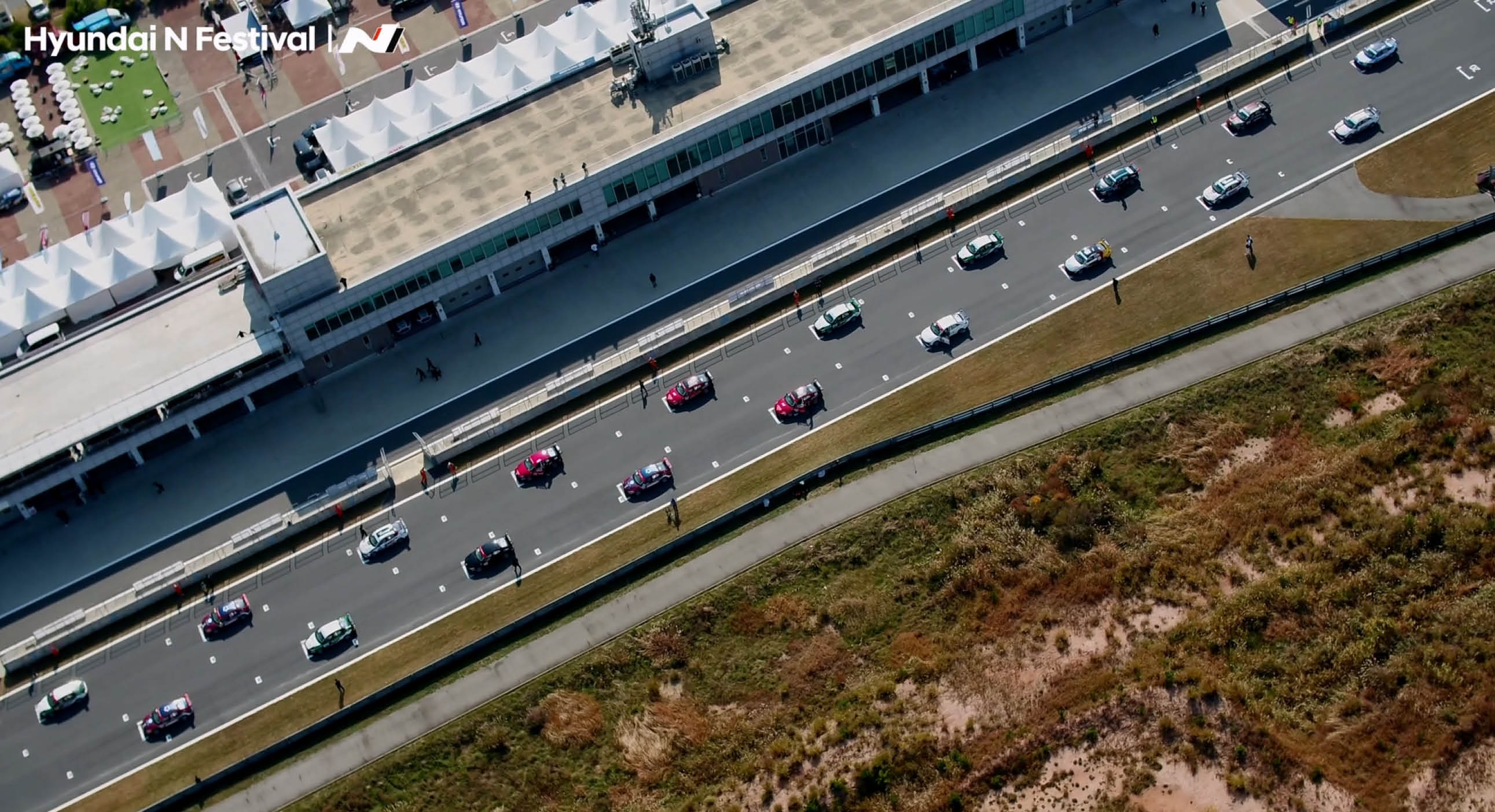 트랙에 선 레이스카들을 드론으로 하늘에서 찍은 모습