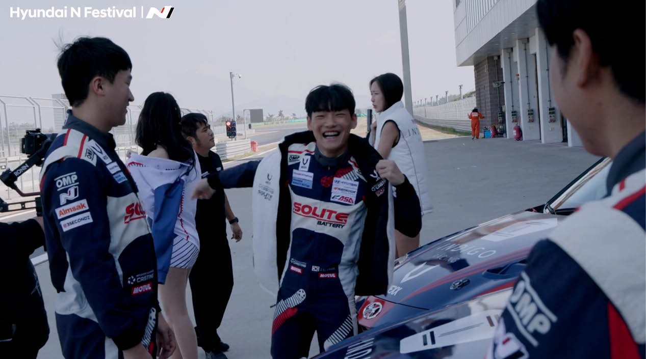 환하게 웃고 있는 선수의 모습