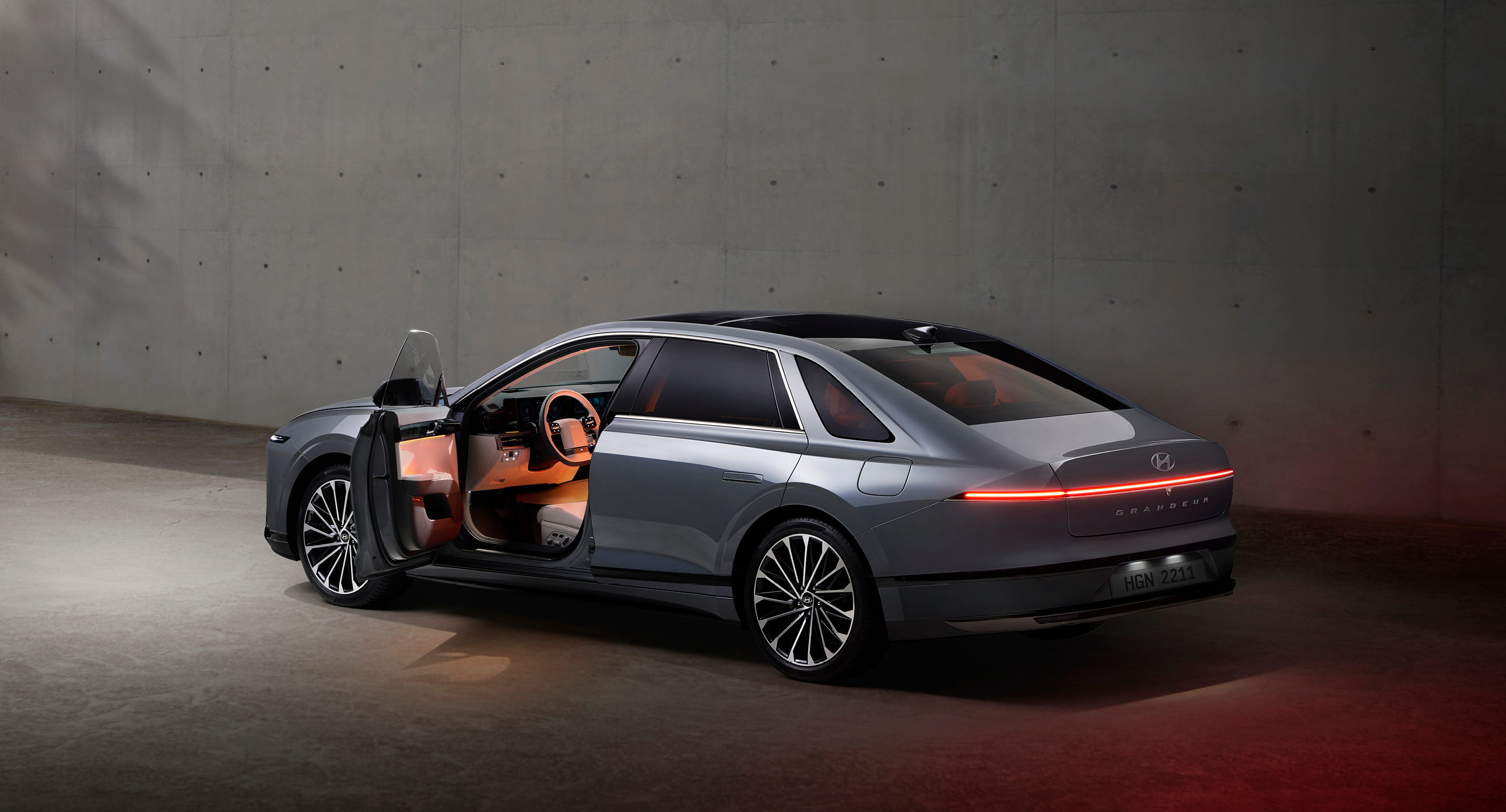 운전석 도어를 열고 있는 디 올 뉴 그랜저의 모습