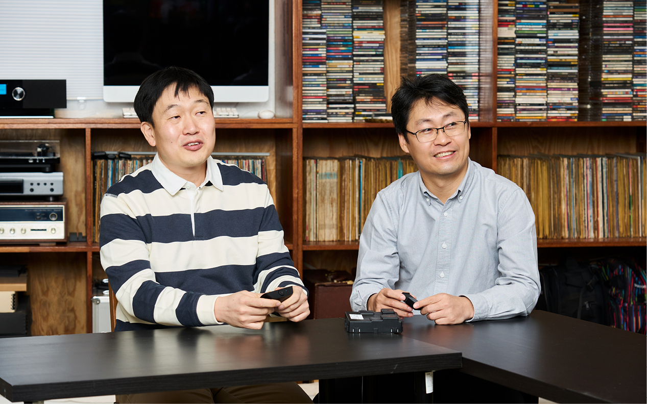 빌트인 캠 2를 개발한 정동혁, 김기철 책임연구원의 모습