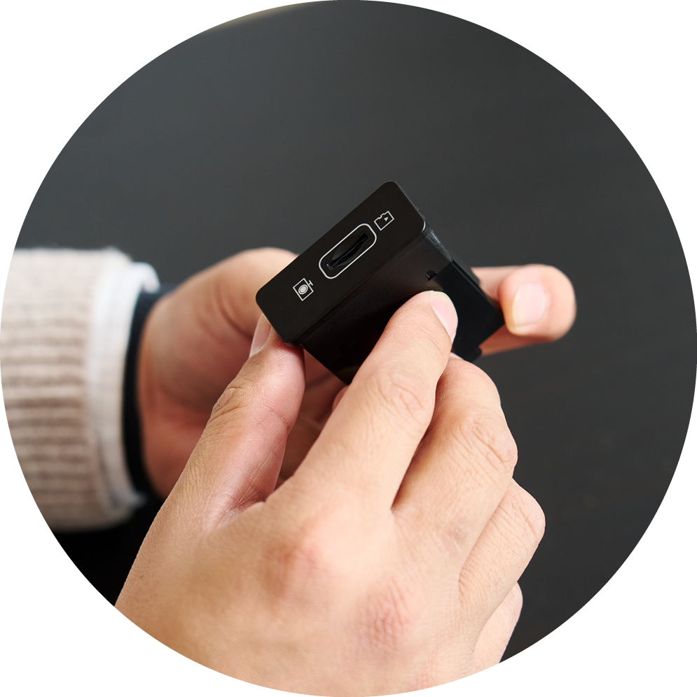 빌트인 캠 2에 적용된 마이크로 SD 외장 메모리 장치의 모습