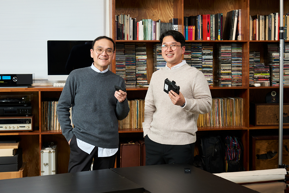 빌트인 캠 2의 개발 시험을 담당한 전성환 책임연구원과 김경준 연구원의 모습