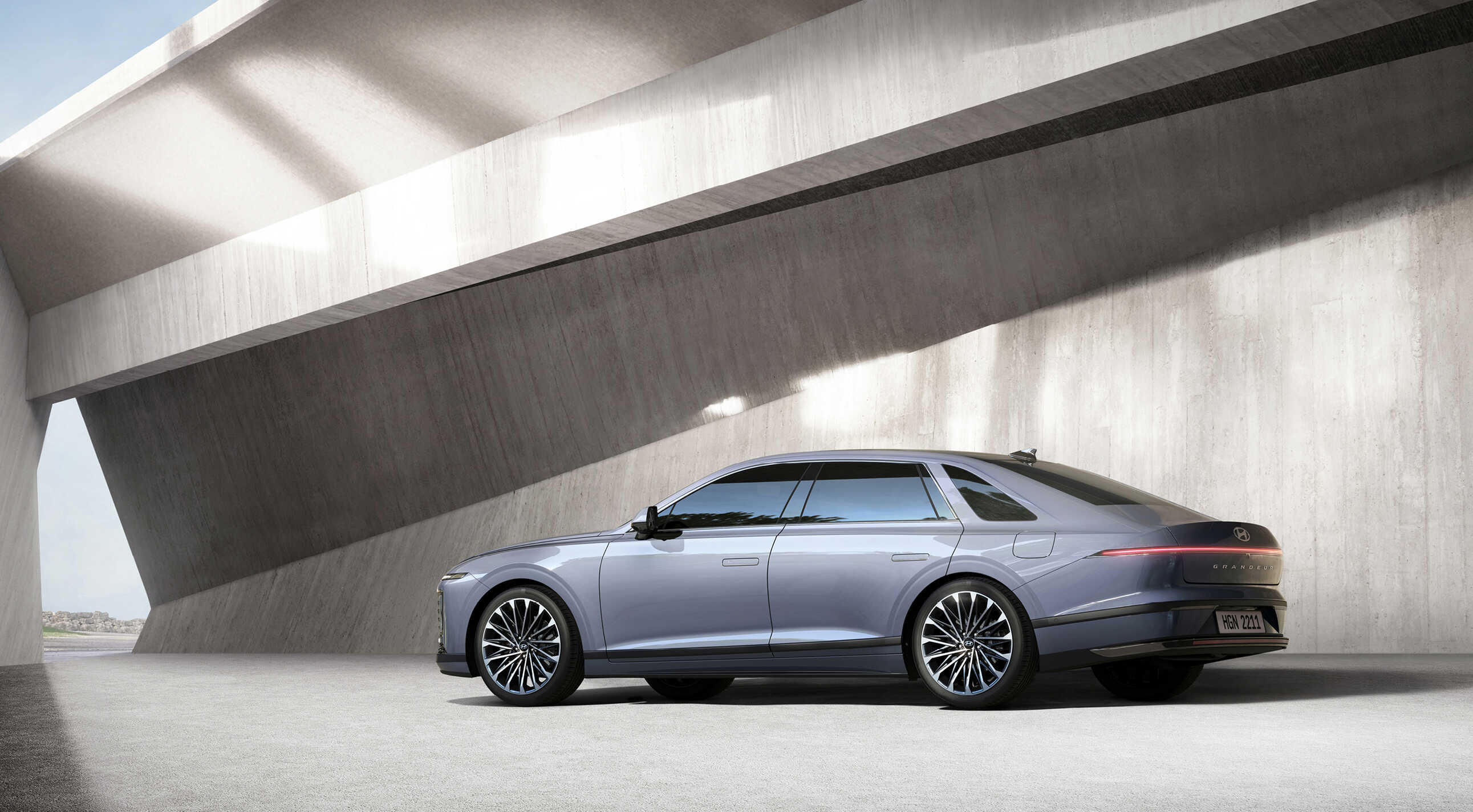 디 올 뉴 그랜저의 후측면 모습