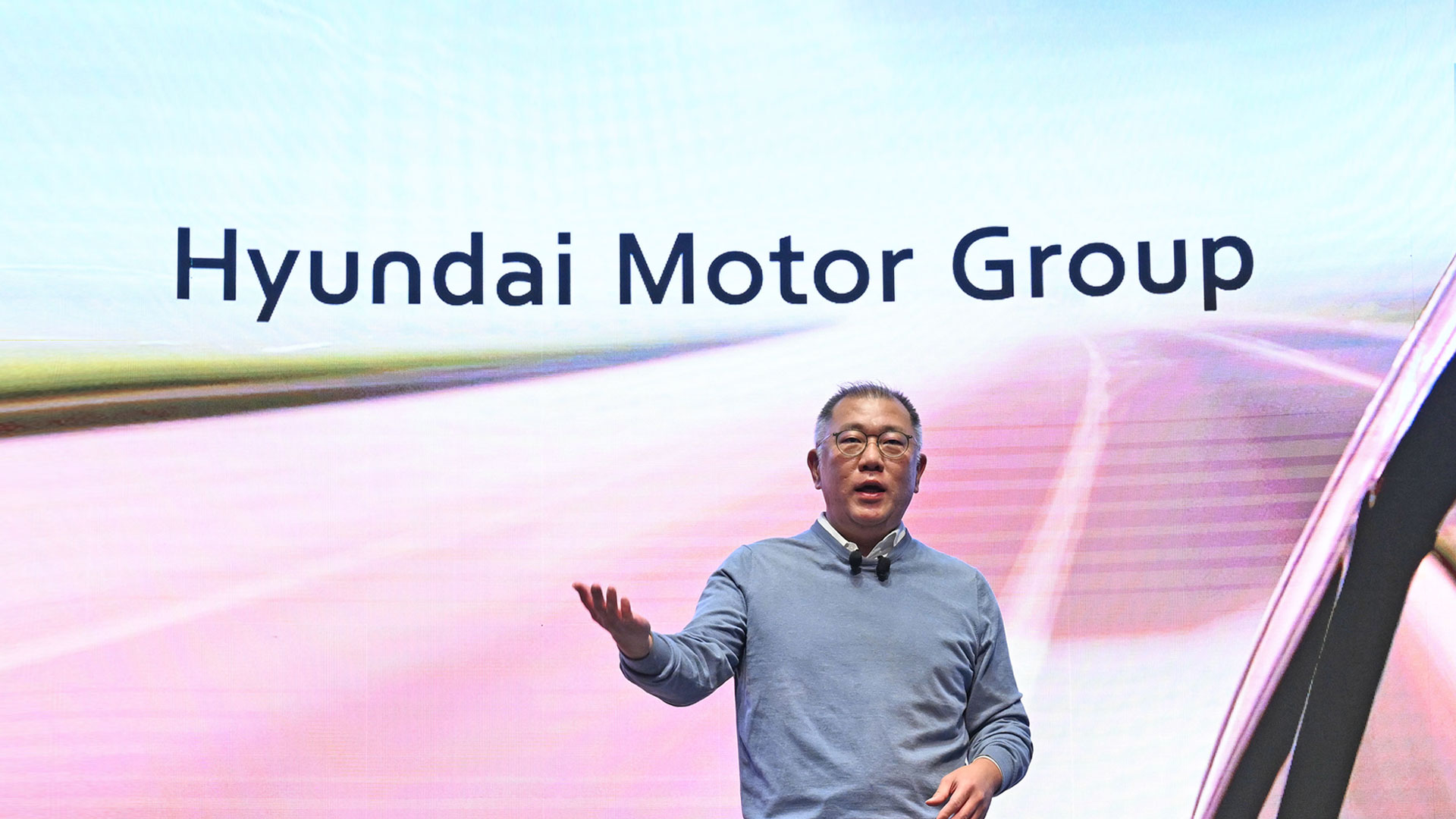 hyundai-motor-group-executive-chair-advocates-trust-by-taking-on