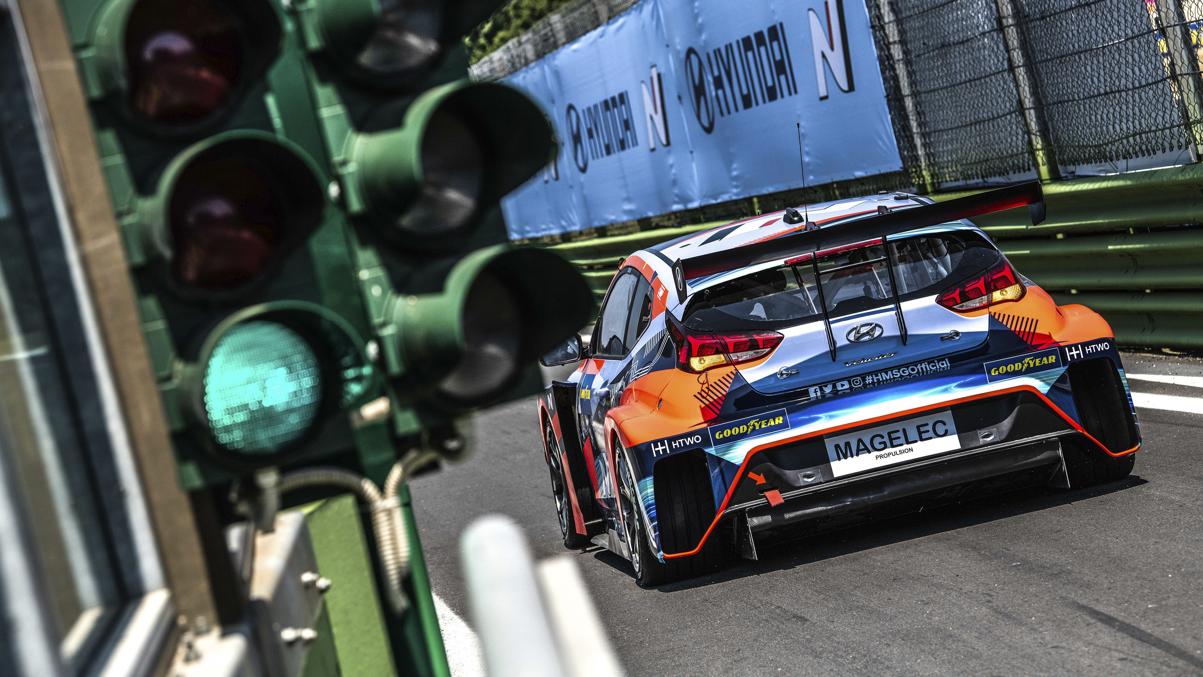 A Veloster racing car leaving the grid