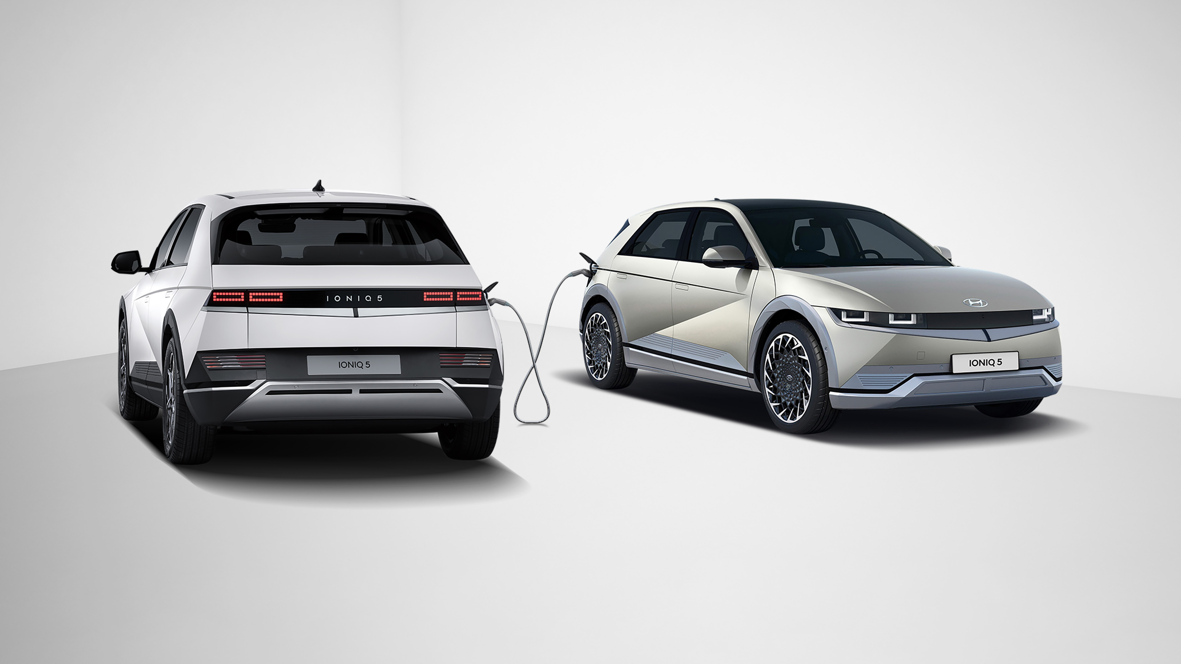 아이오닉 5가 차대차 충전을 하고 있는 모습