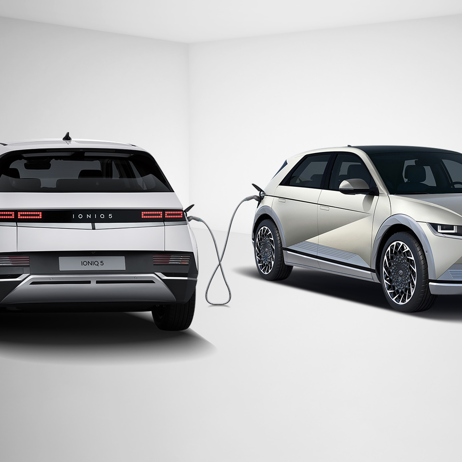 아이오닉 5가 차대차 충전을 하고 있는 모습