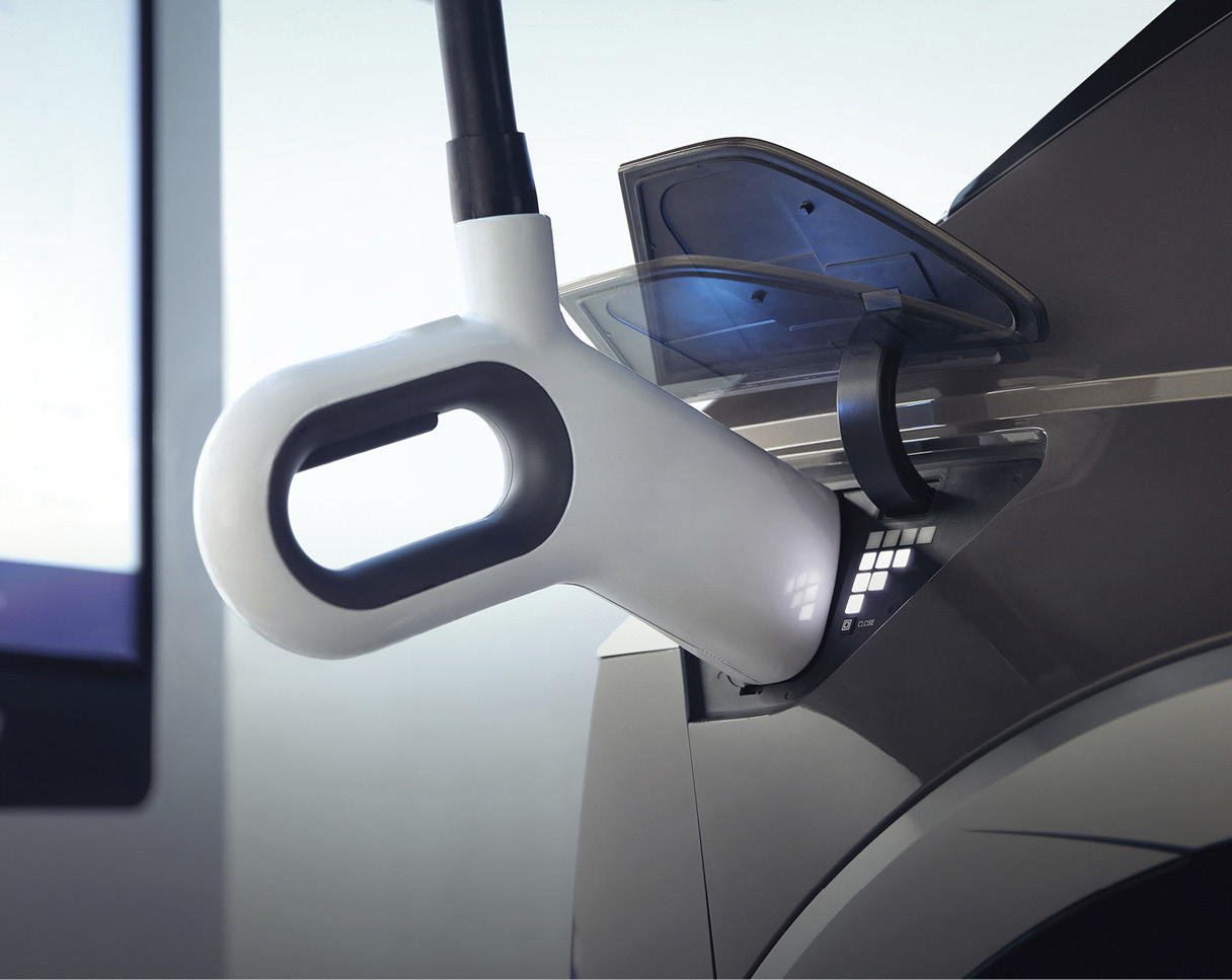 아이오닉 5 충전구에 충전기가 꽂혀있는 모습