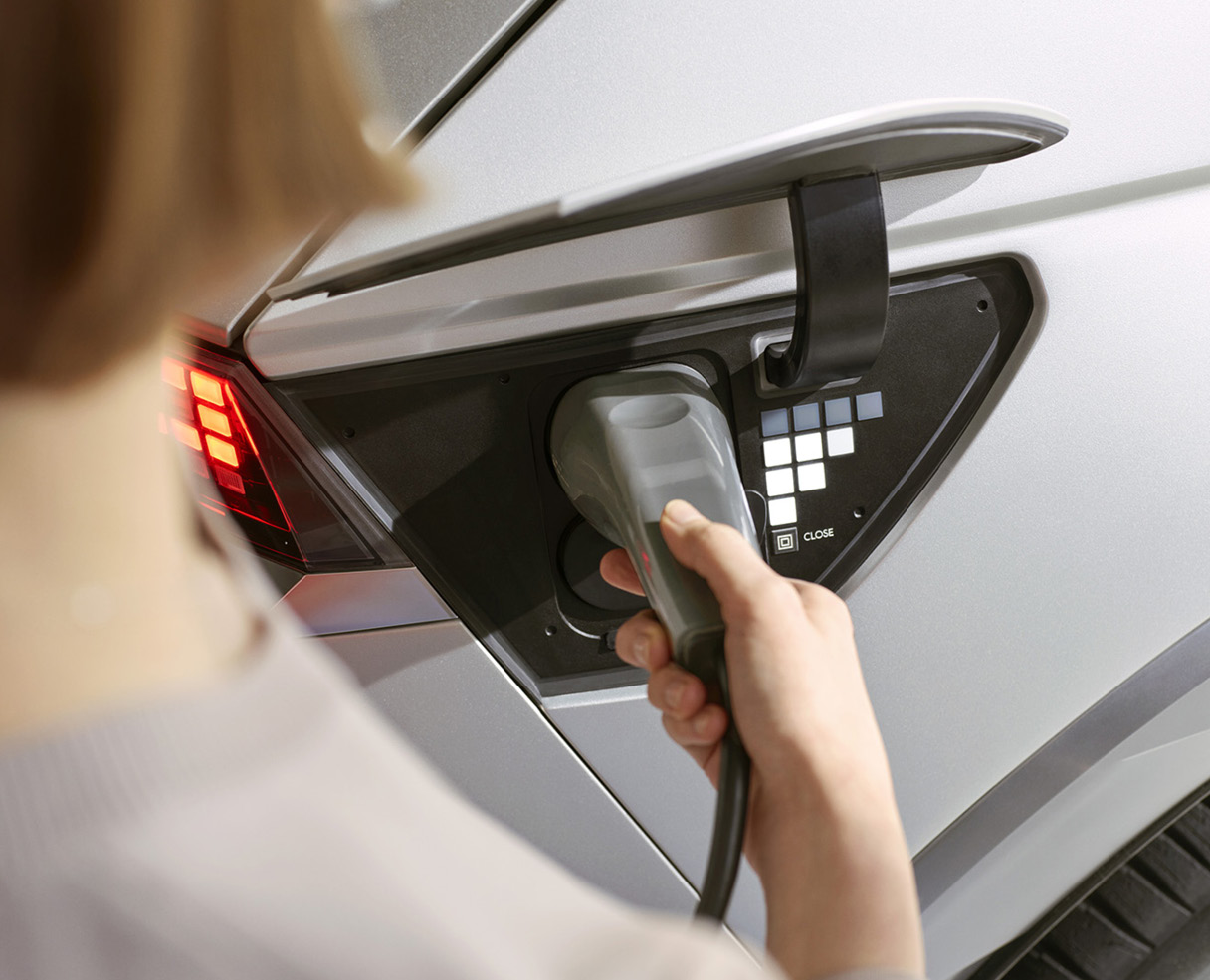 아이오닉 5를 충전하는 모습