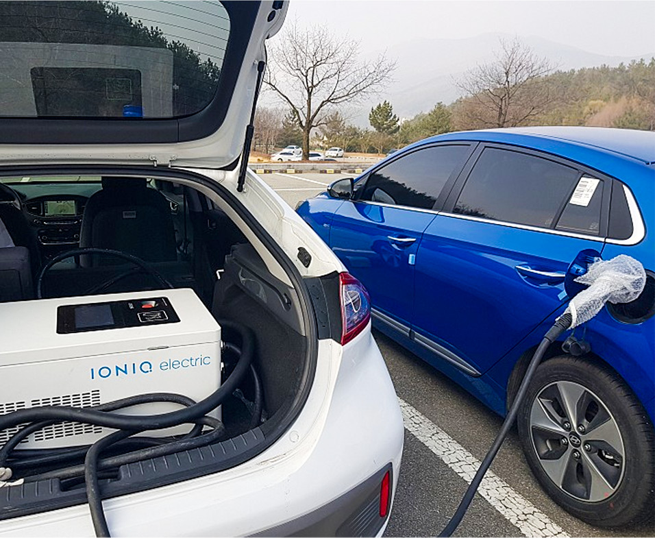 이전 방식과 신규 방식의 차대차 충전 방식을 실제로 하는 모습