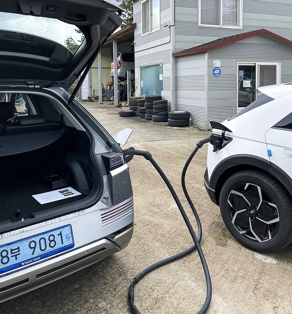 이전 방식과 신규 방식의 차대차 충전 방식을 실제로 하는 모습