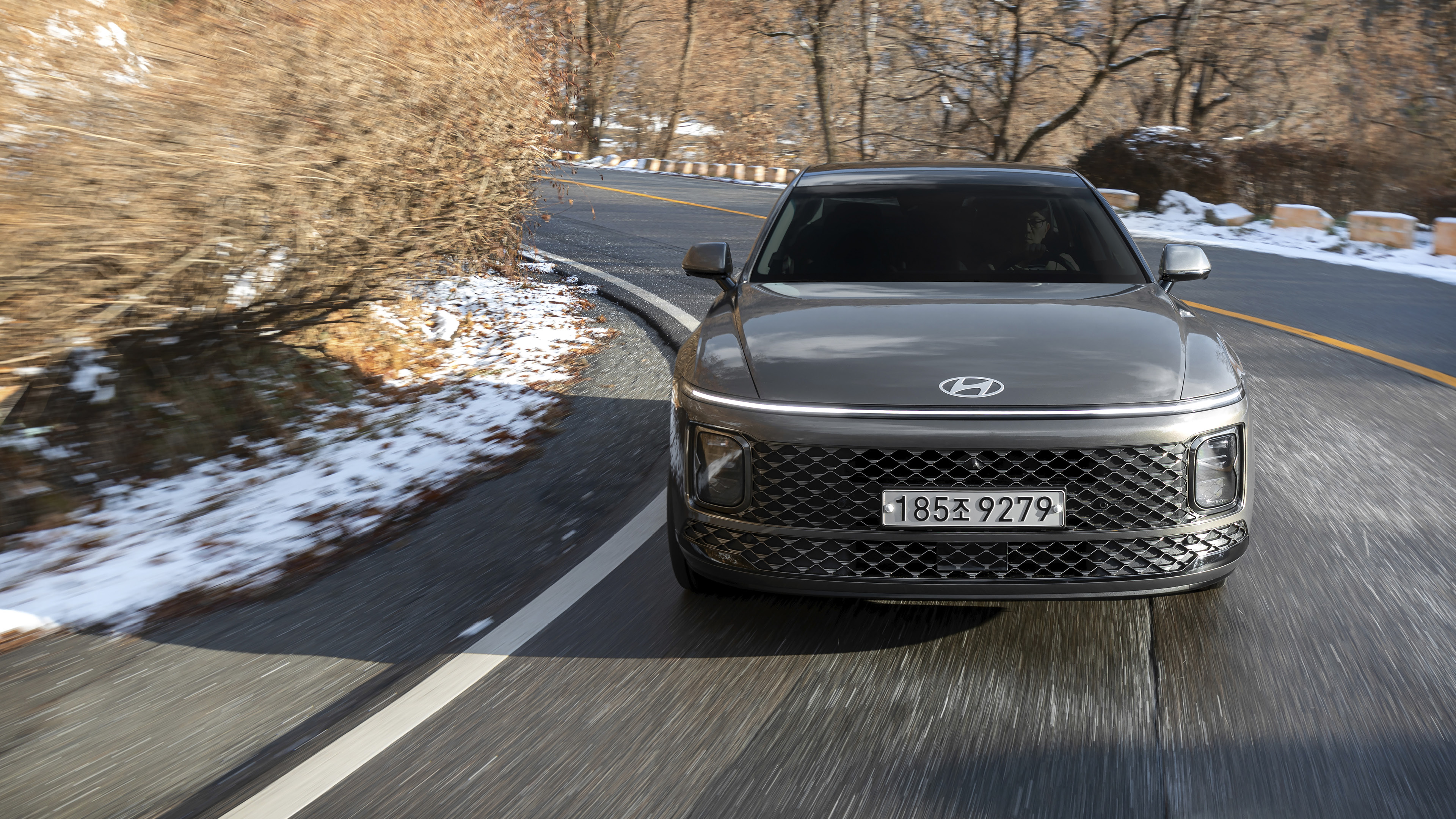 그랜저가 와인딩 로드를 주행하는 모습