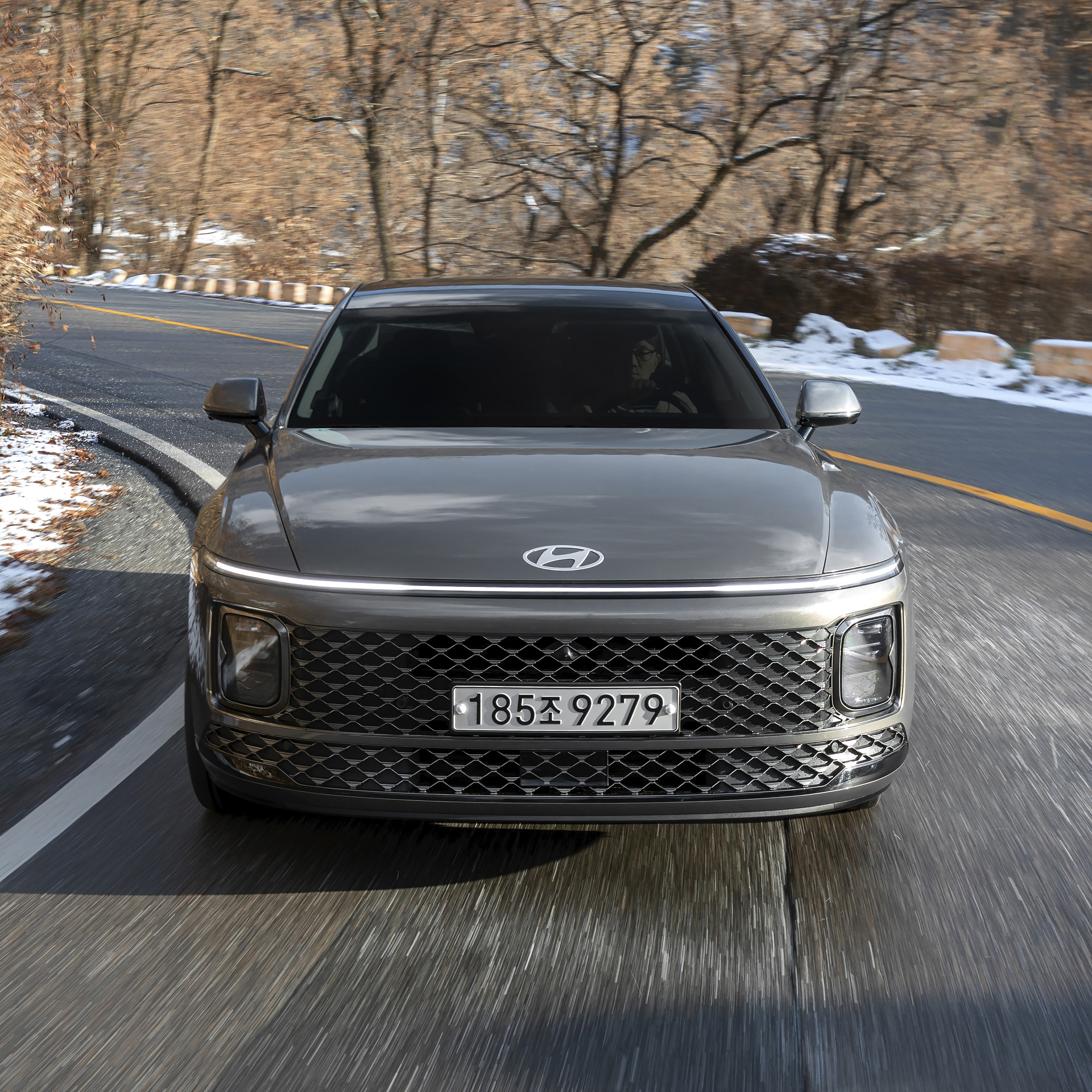 그랜저가 와인딩 로드를 주행하는 모습