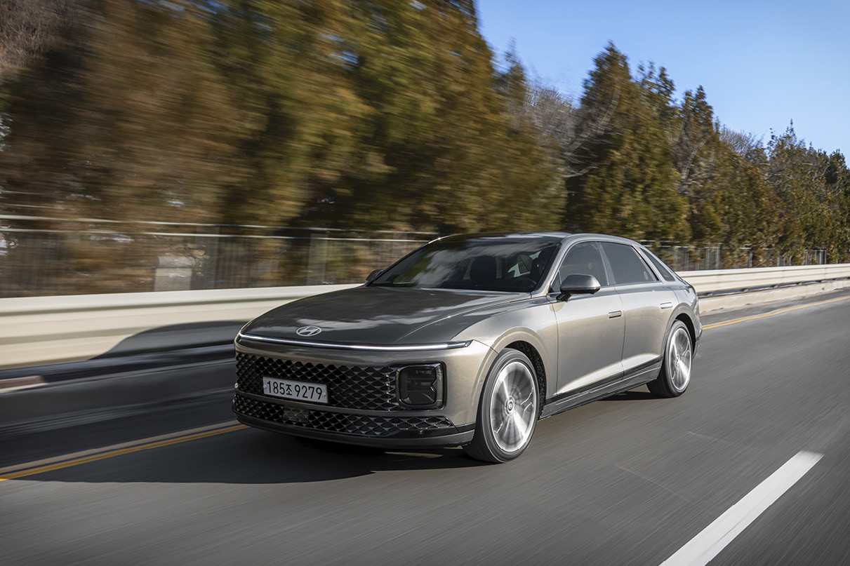 그랜저가 자동차전용도로를 빠르게 주행하는 모습