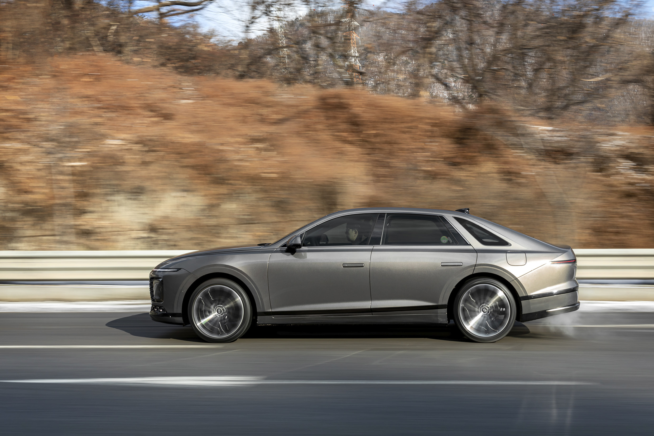 그랜저가 자동차전용도로를 빠르게 주행하는 모습