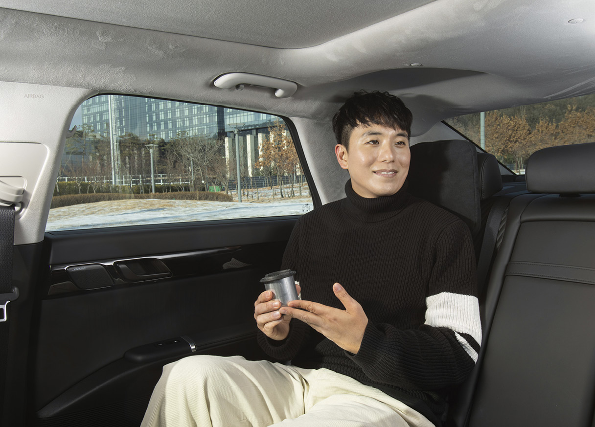 그랜저 실내에 탑승한 전강욱 책임연구원의 모습