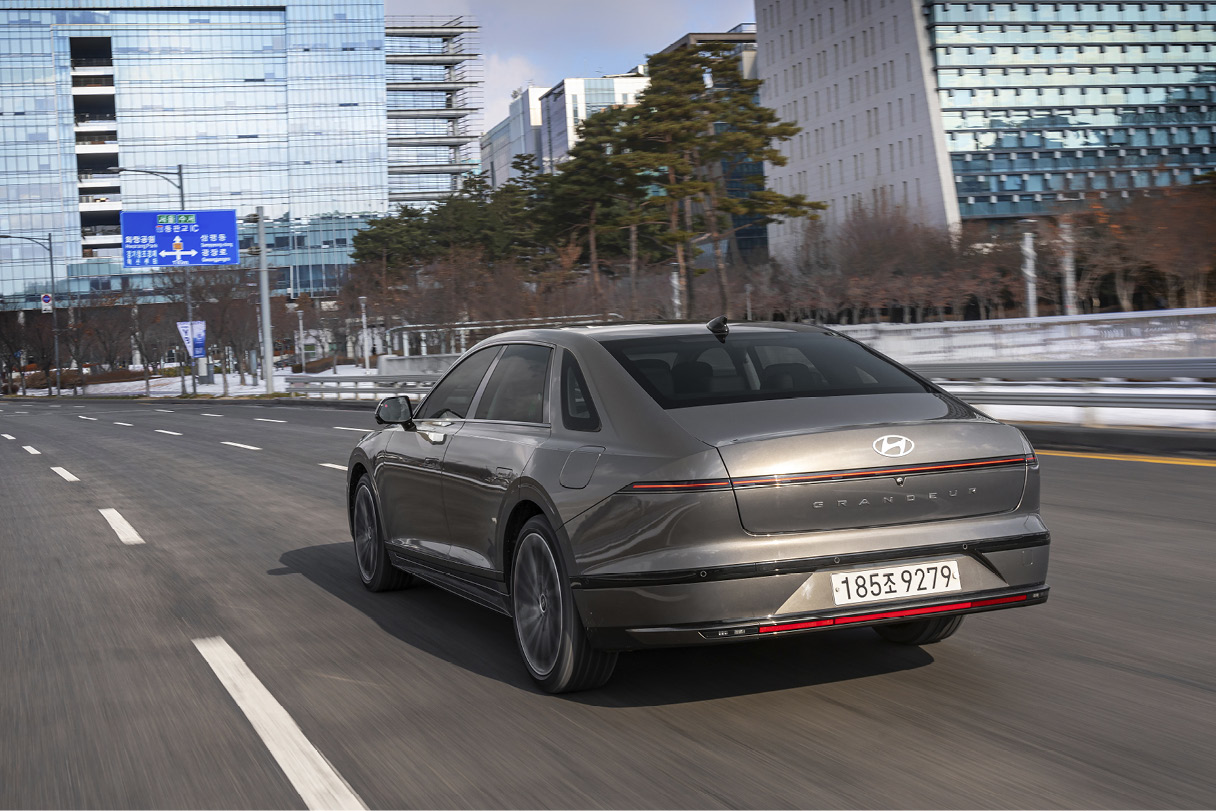 그랜저가 도심을 주행하는 모습