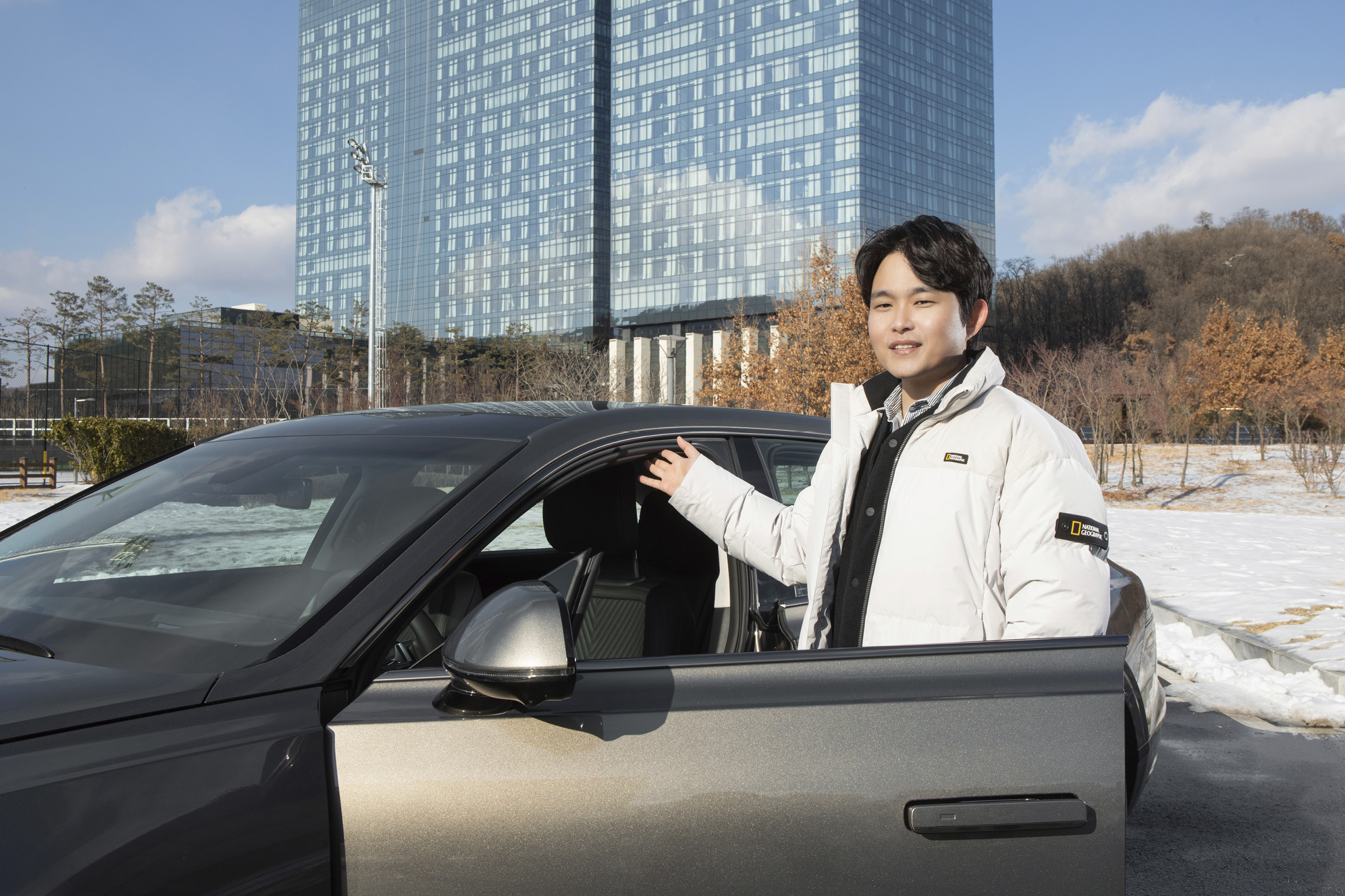 그랜저를 설명하는 정성록 연구원의 모습