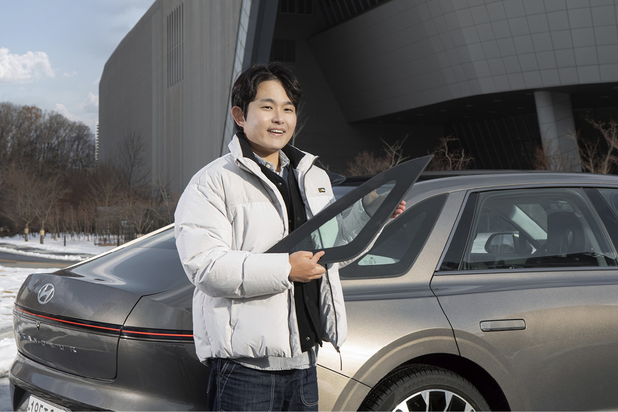 그랜저 후측면에서 이중 접합 차음 글라스(쿼터 글라스)를 설명하는 정성록 연구원