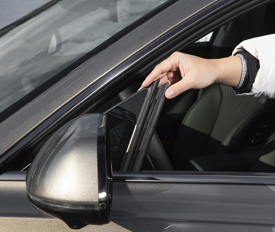 델타 글라스를 정성록 연구원이 짚어 설명하는 모습