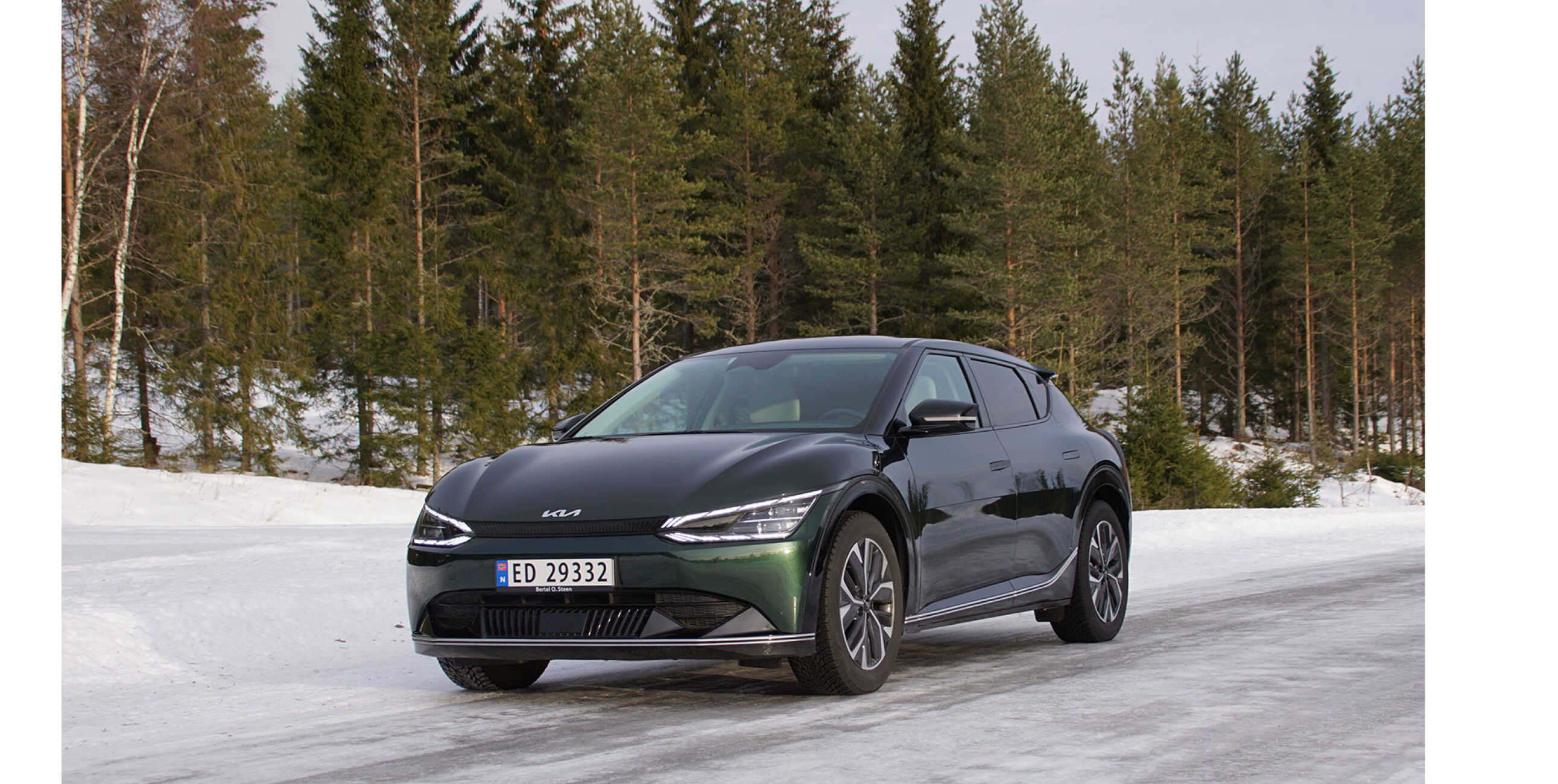 기아 EV6가 프루빙 그라운드를 주행하는 전측면 모습