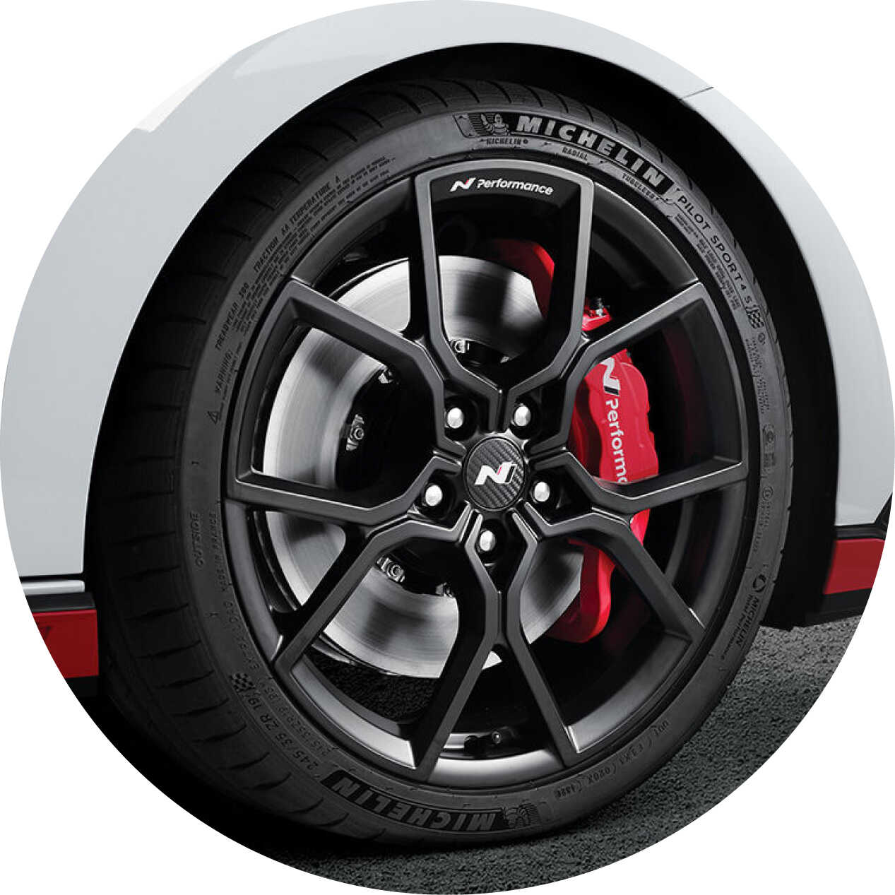 아반떼 N의 앞바퀴 모습