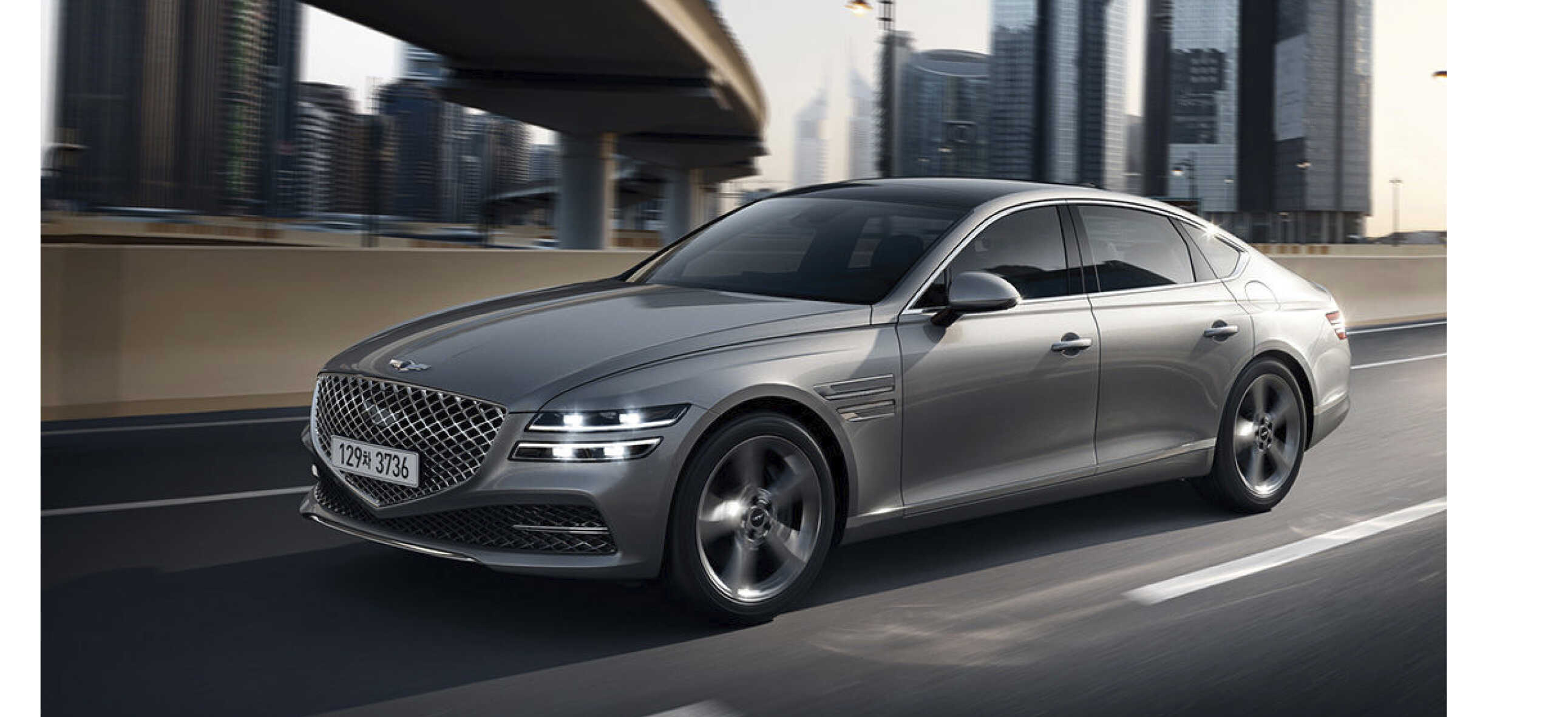 G80이 도심을 주행하는 전측면 모습