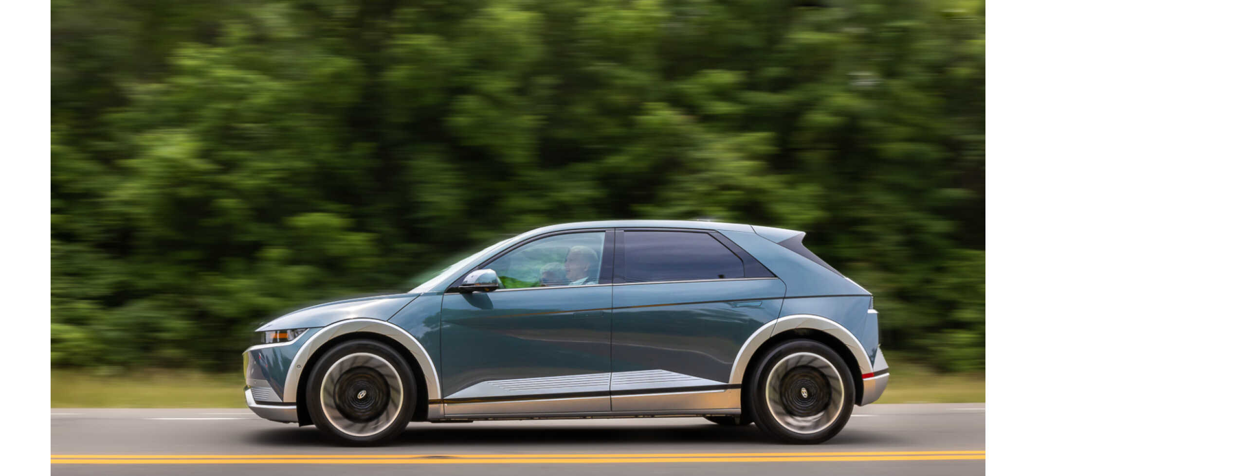 아이오닉 5가 숲길을 주행하는 모습