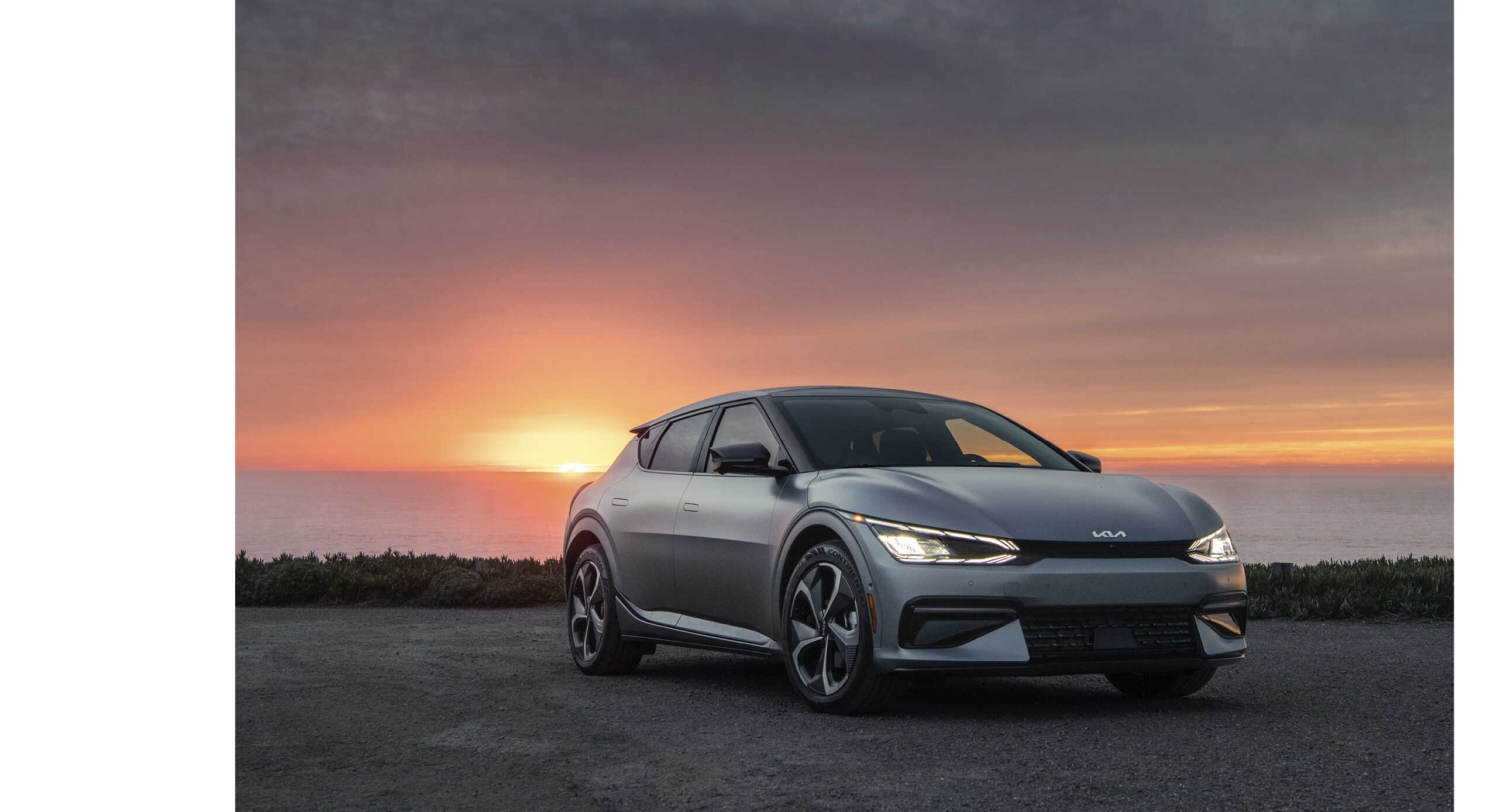 석양이 지는 자연 풍경 가운데 EV6가 정차한 모습