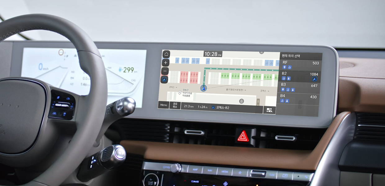 자동차 안 내비게이션에 실내 주차장 지도 화면이 나타난 모습