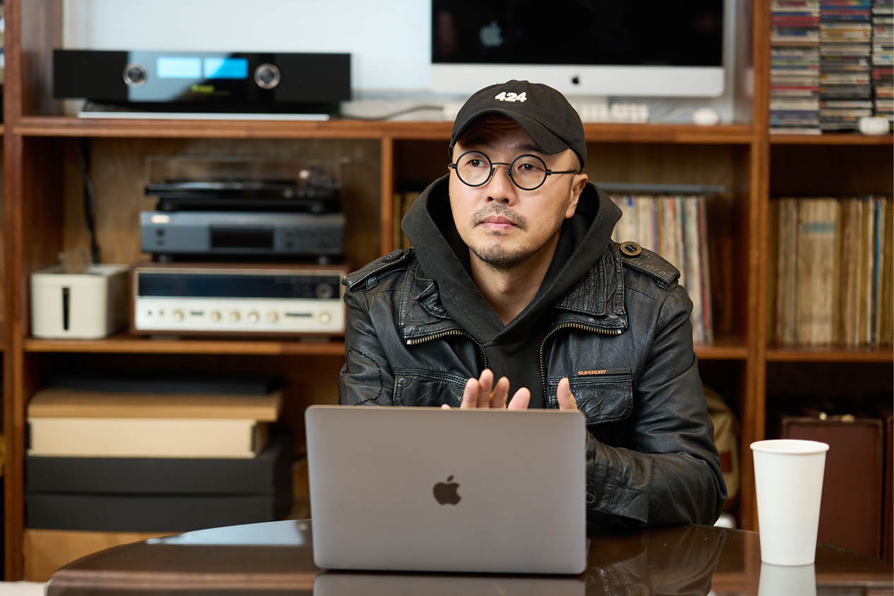 Producer Seo Seung-han being interviewed