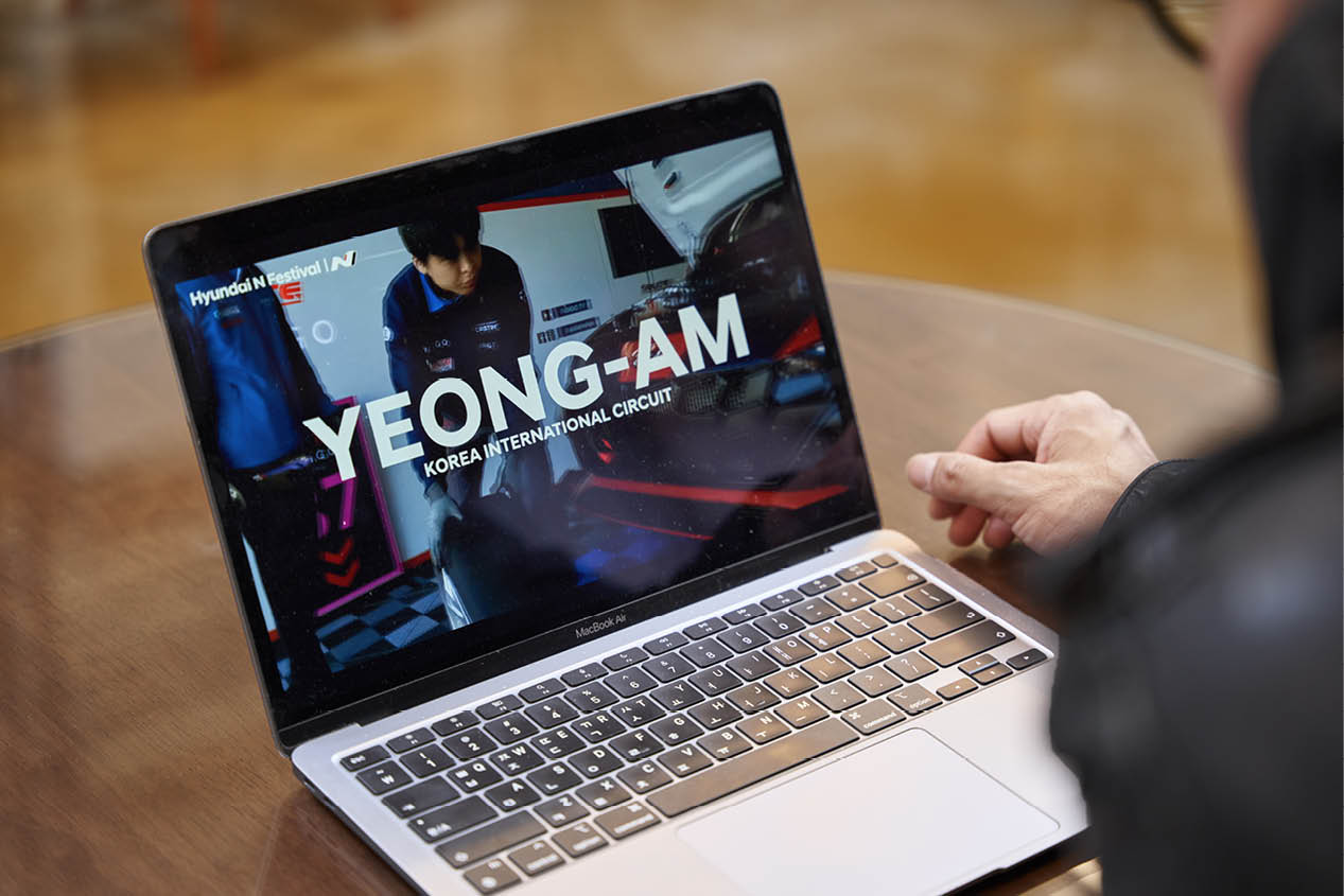 Producer Seo Seung-han is watching a video in which he participated as a producer