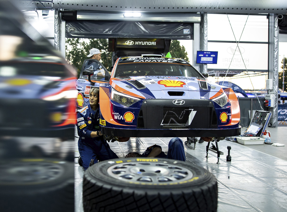 경기를 위해 i 20 N을 정비하고 있는 메카닉