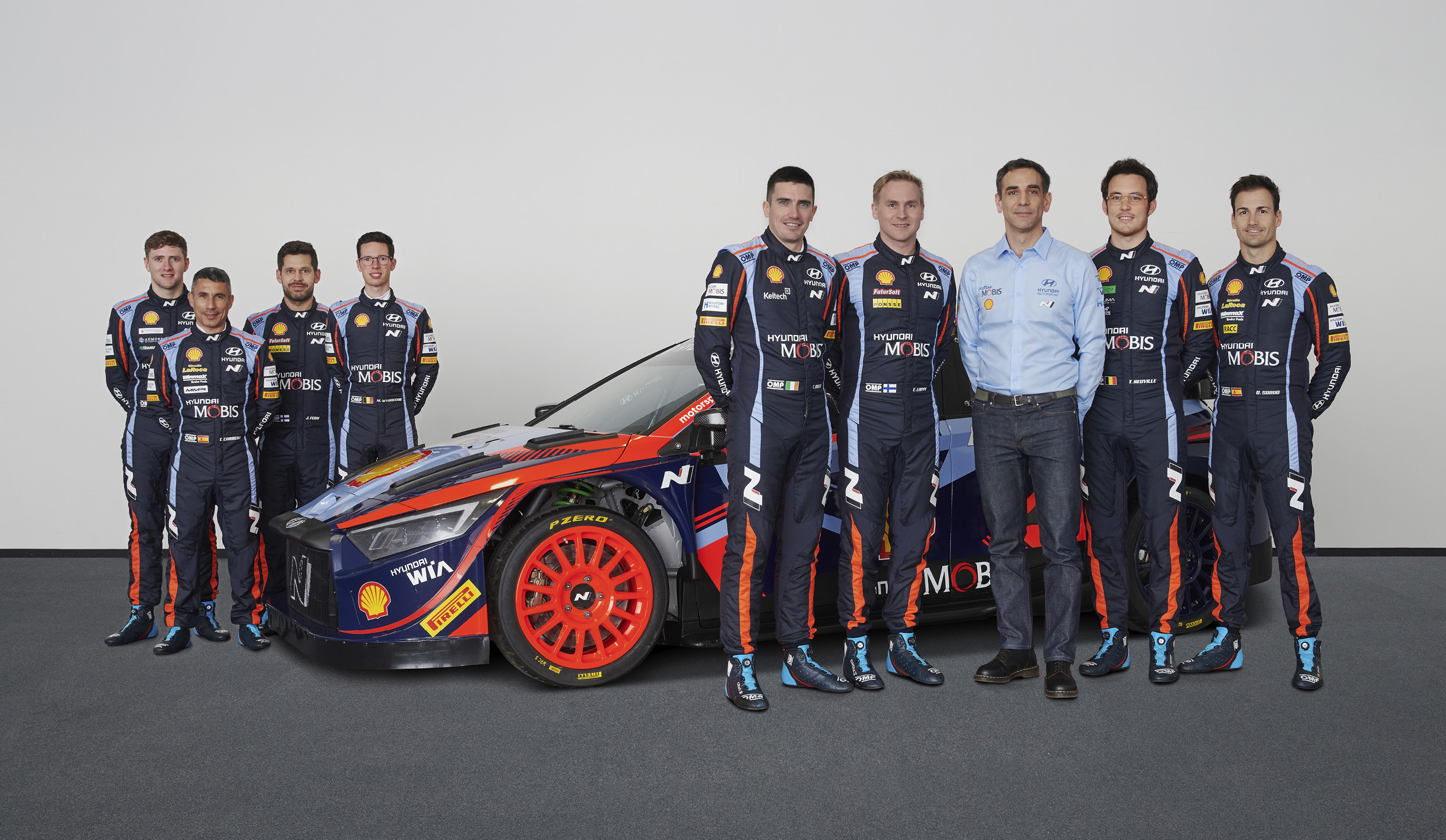WRC 2023 시즌을 이끌 현대 월드랠리팀의 구성원의 단체 사진