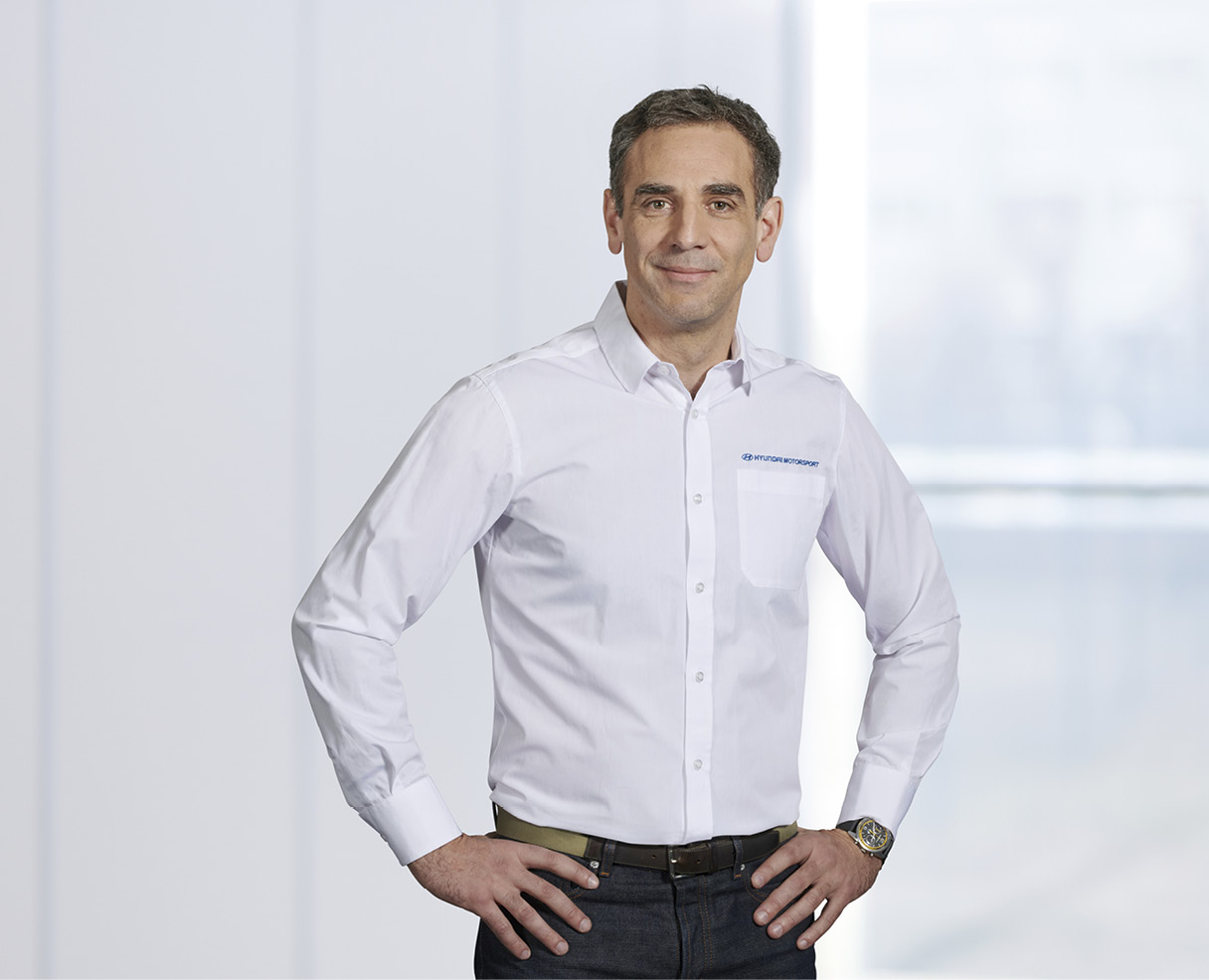 현대 월드랠리팀을 이끄는 시릴 아비테불 감독