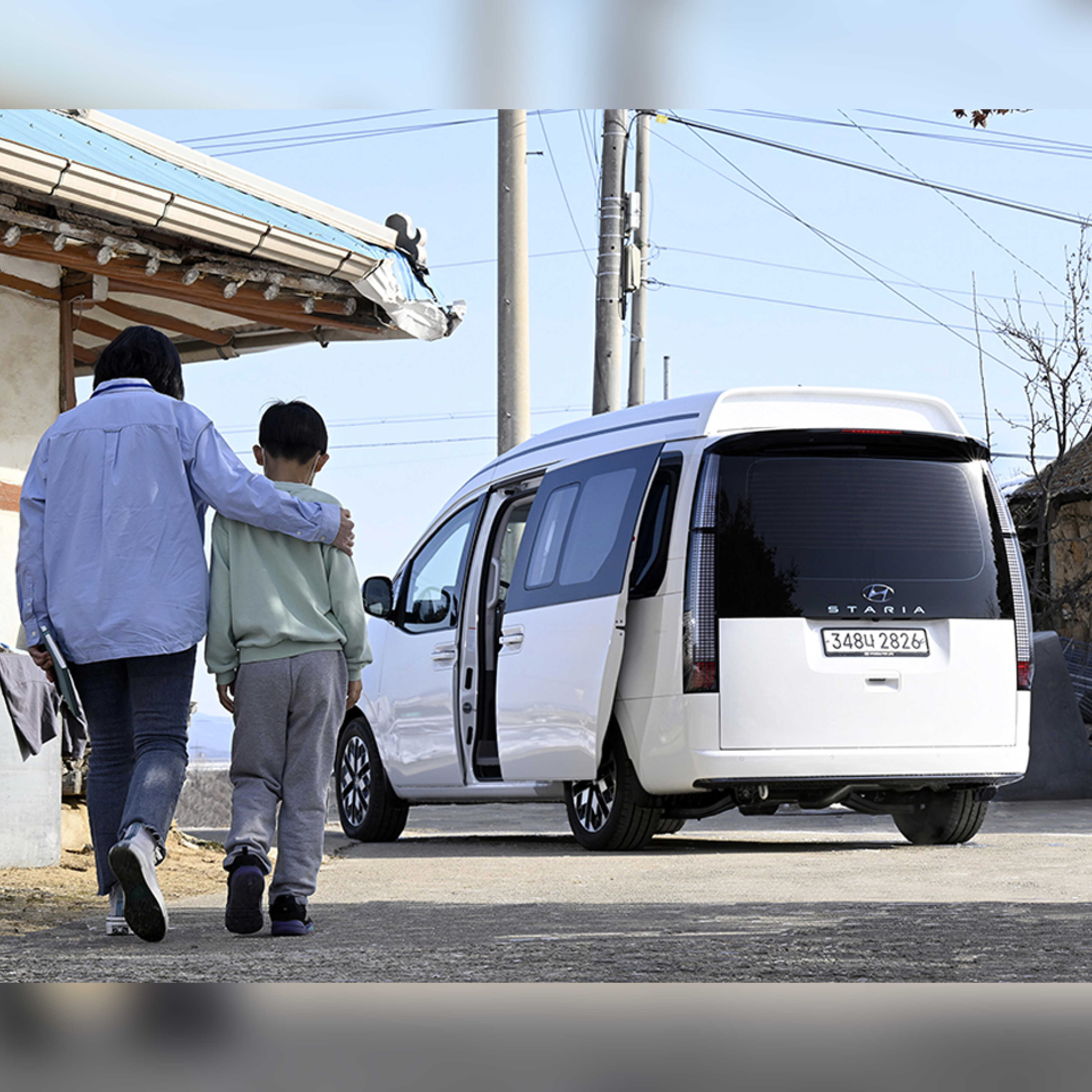 상담사와 아이가 아이케어카로 걸어가는 모습