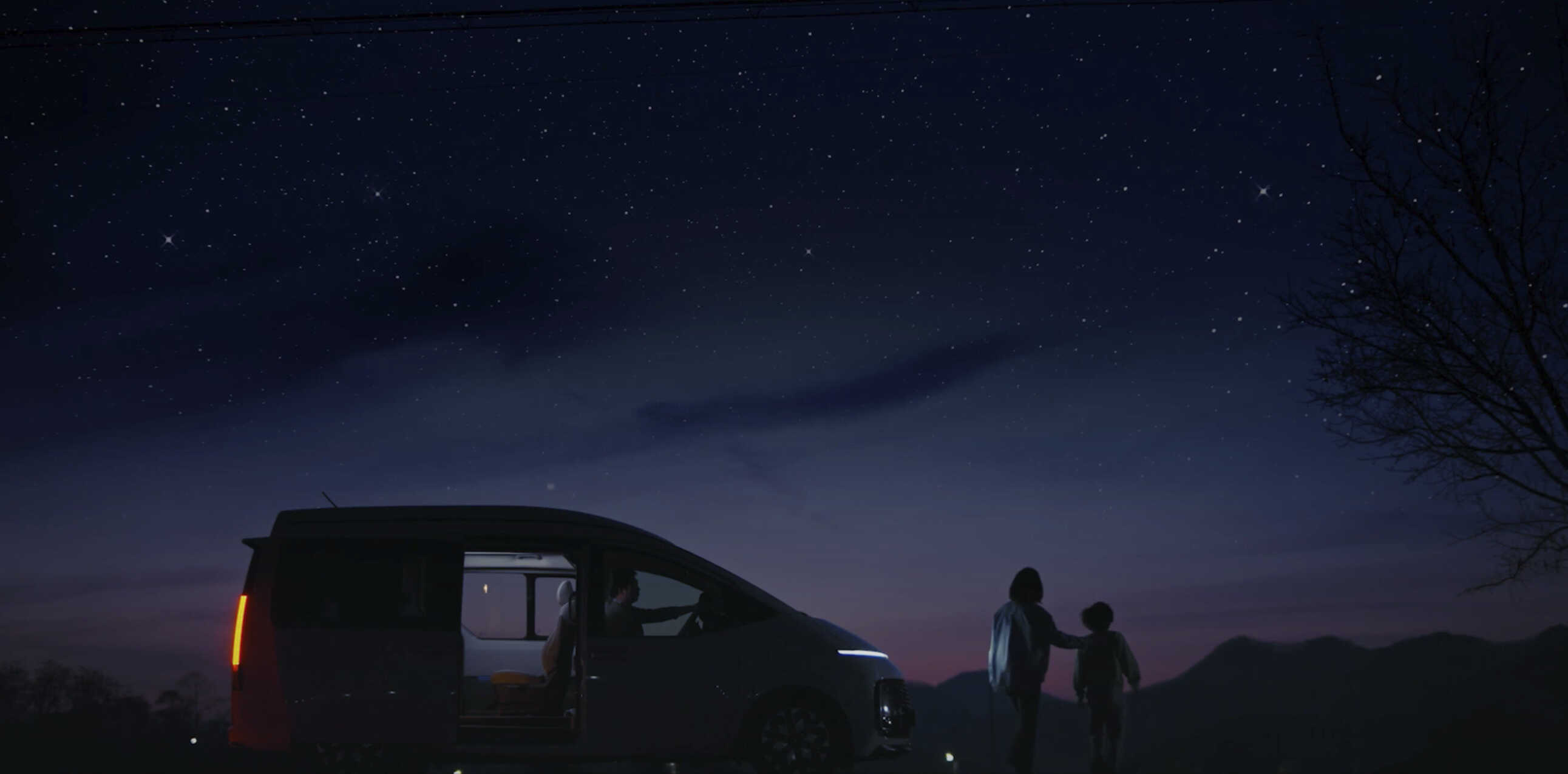 상담사와 어린이가 아이케어카 옆에 서 있는 모습