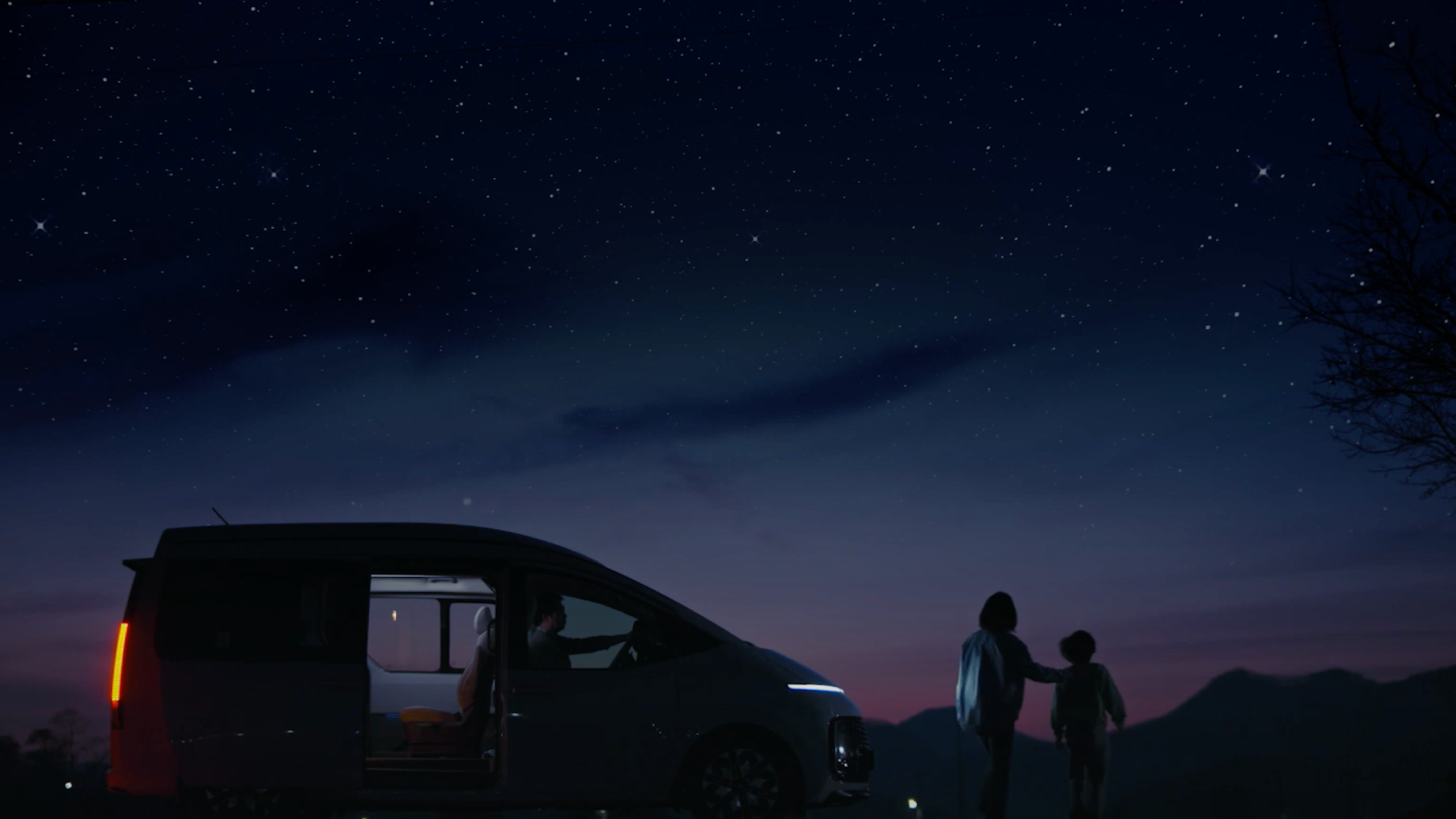 상담사와 어린이가 아이케어카 옆에 서 있는 모습